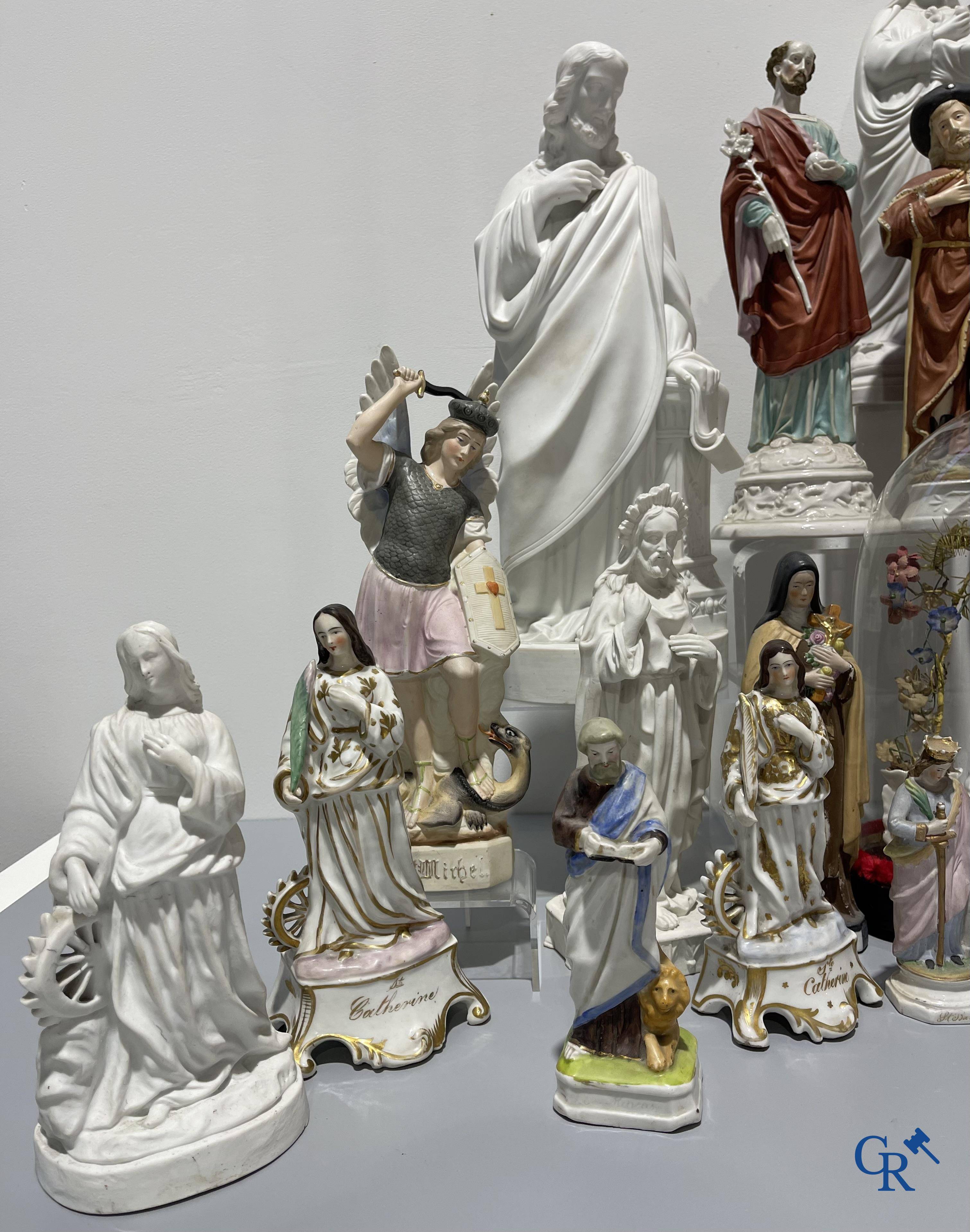 Objets religieux, Un grand nombre de statues réligieux en biscuit et en porcelaine.