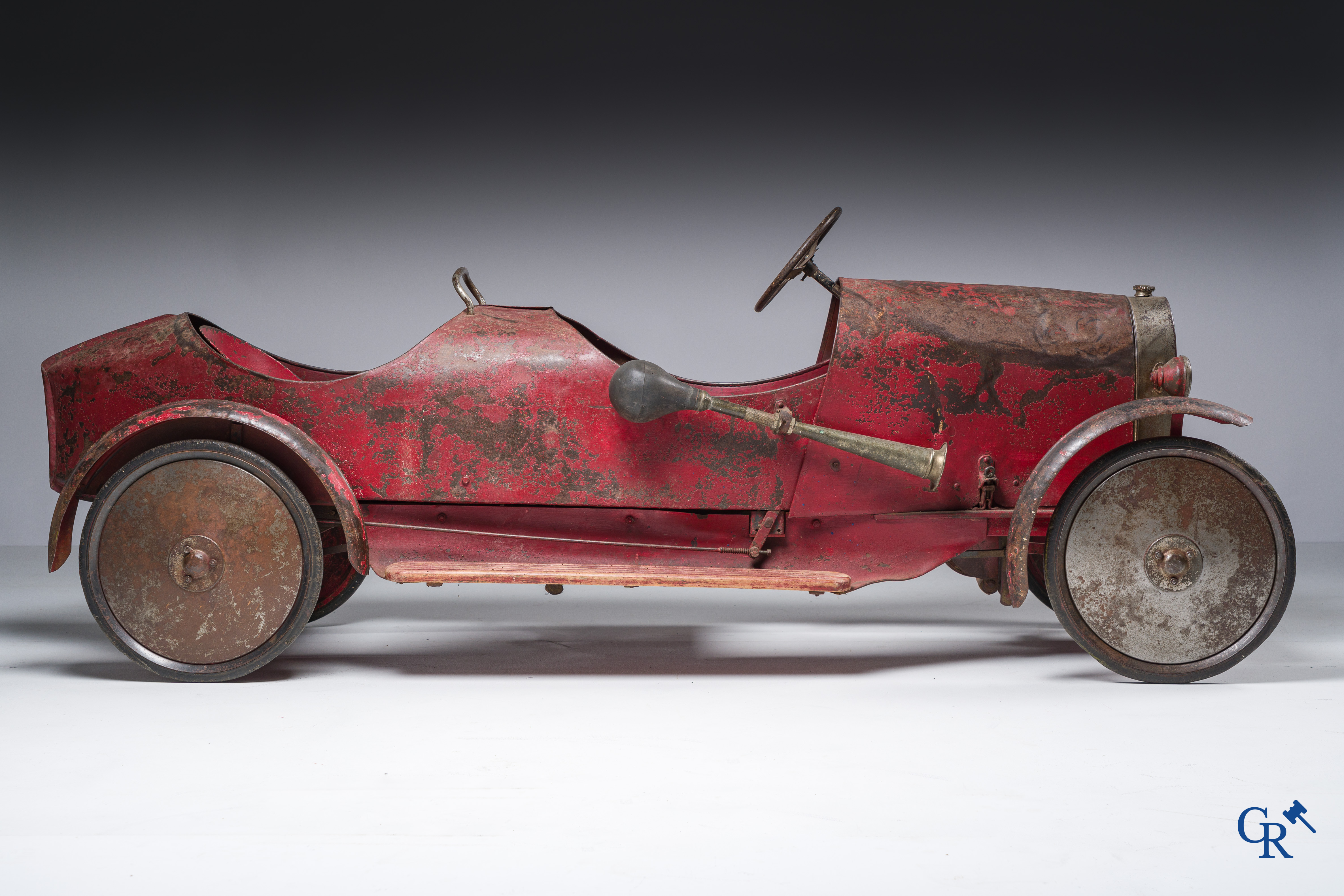Euréka, uitzonderlijke duo-zit pedaalwagen, Type Bugatti in zijn volledige originele toestand. Frankrijk 1928-1930.