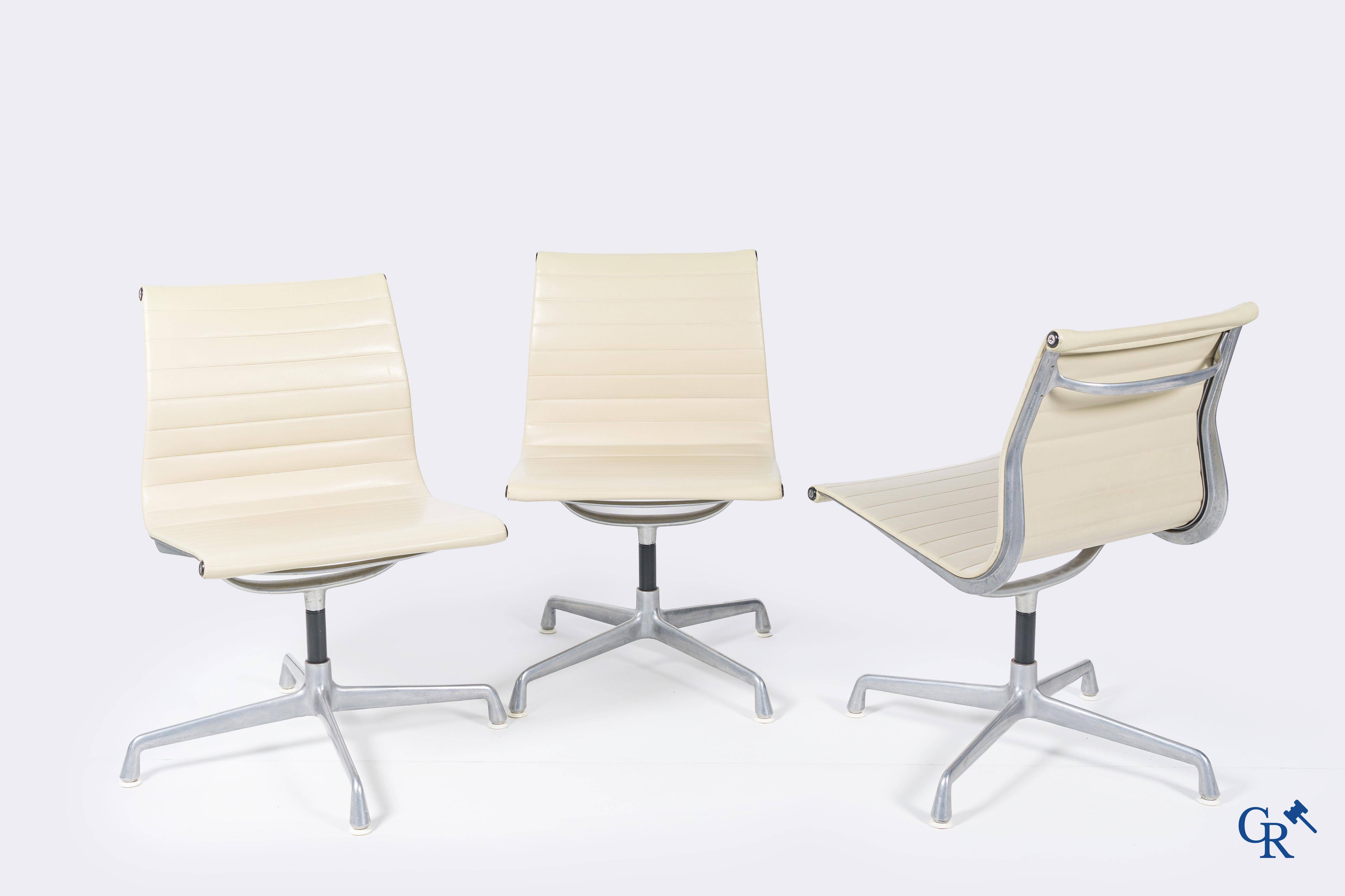 Charles & Ray Eames, Editor Herman Miller. 3 pivoting chairs in aluminium and leather. Circa 1980.