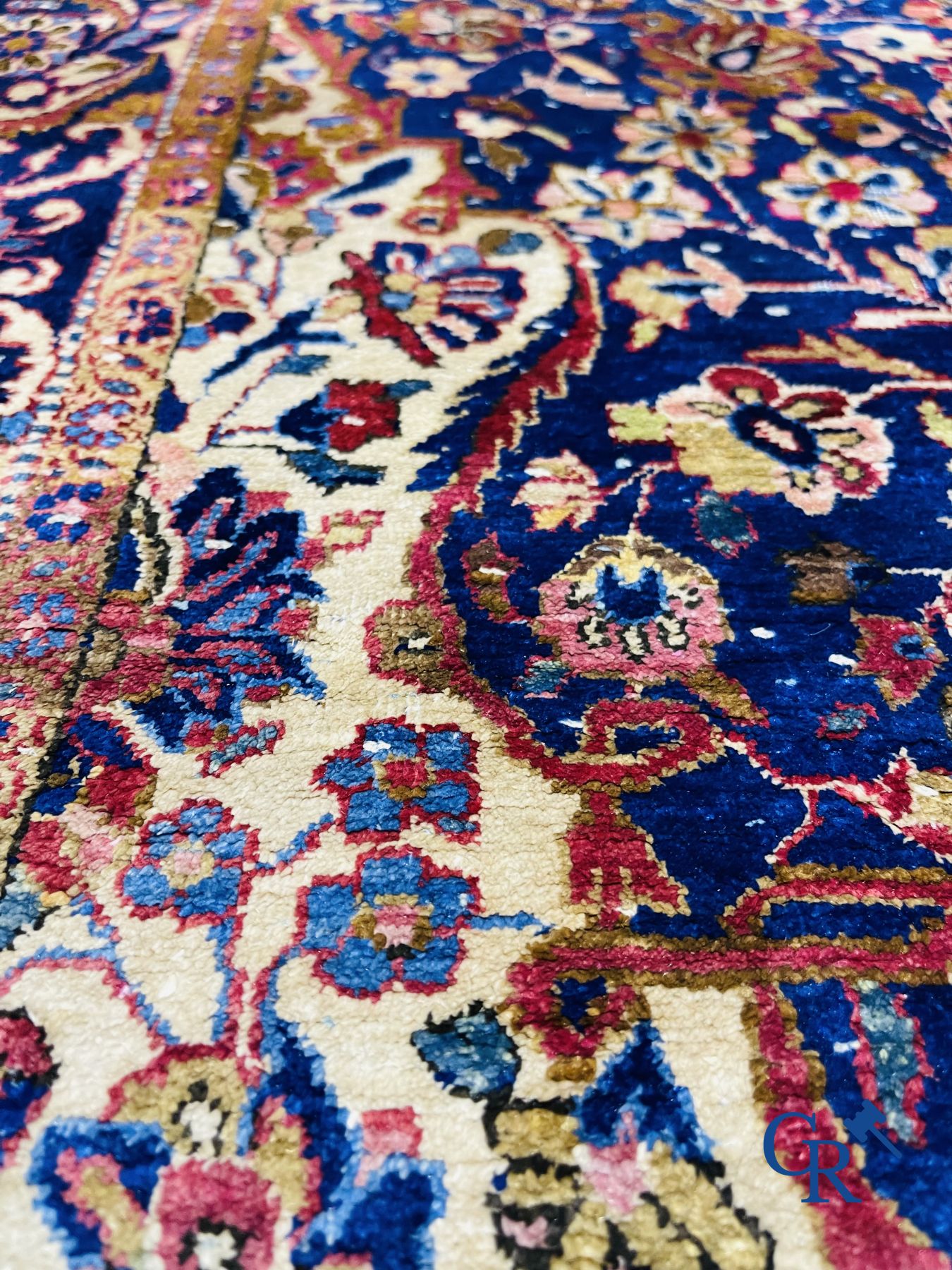Tapis: Ancien tapis en soie, décor floral.