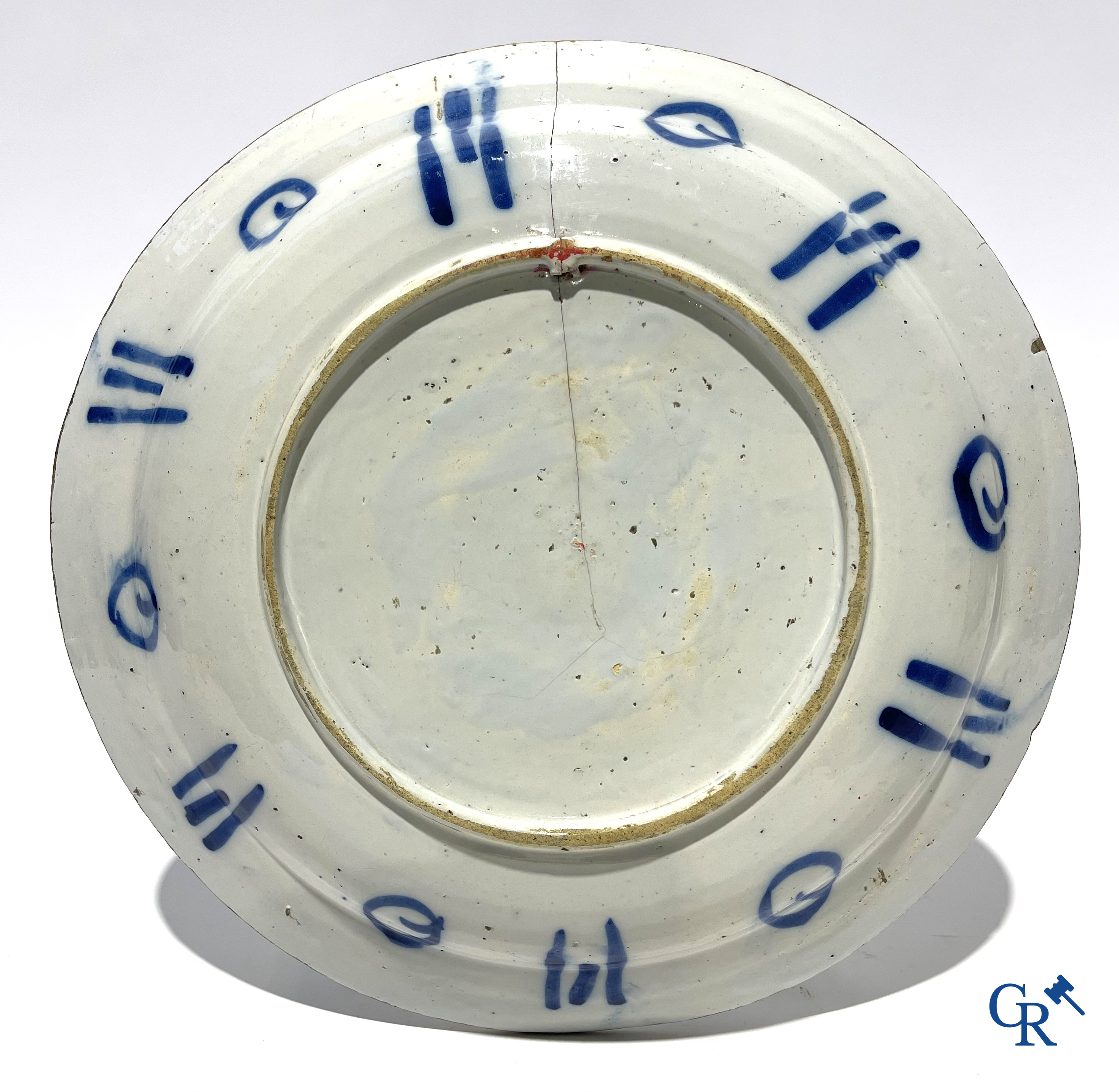 2 grands plats en faience de Delft et une lanterne en cuivre. XVIIIe siècle.