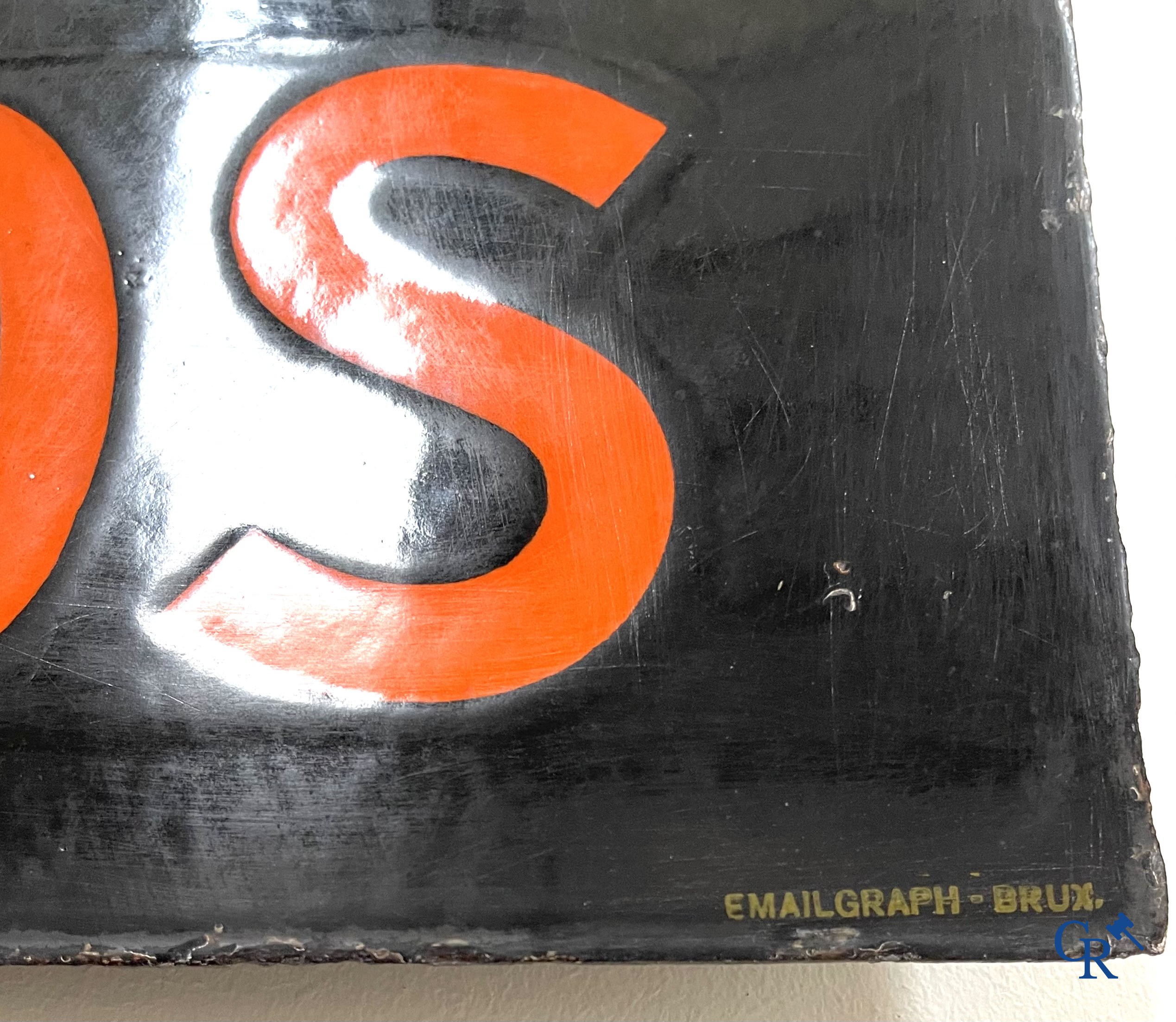 Pile PLB Vélos. Plaque émaillée publicitaire double face pour batteries de vélo PLB. Emailgraph. Bruxelles, 1940.