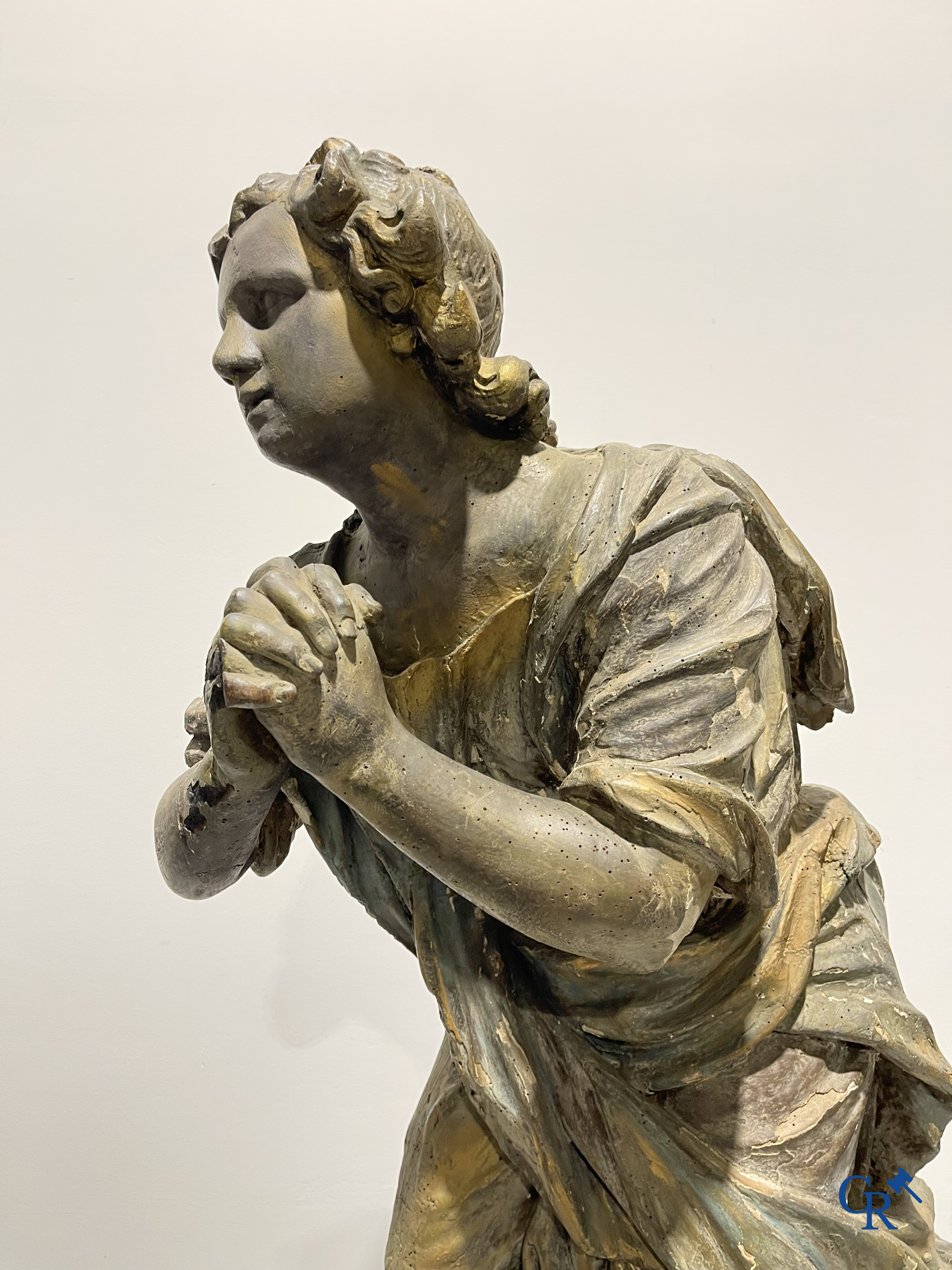Objets religieux, un imposant ange agenouillé en bois. XVIIIe siècle.