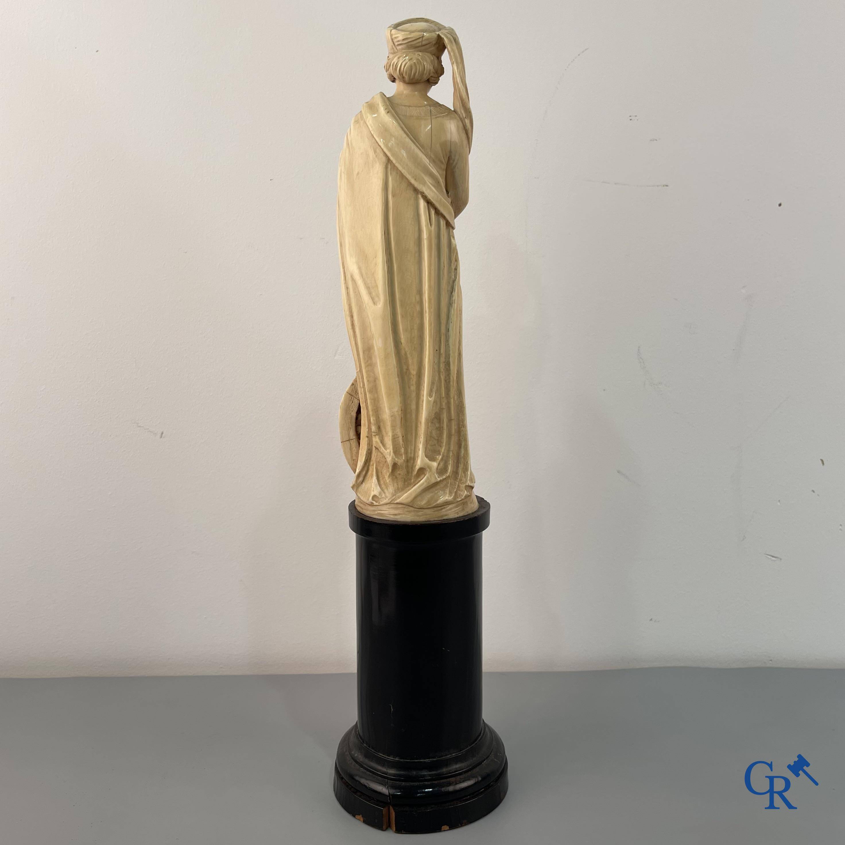 Dieppe, French work, early 19th century. Representation of Catherine of Alexandria in ivory on a pedestal.