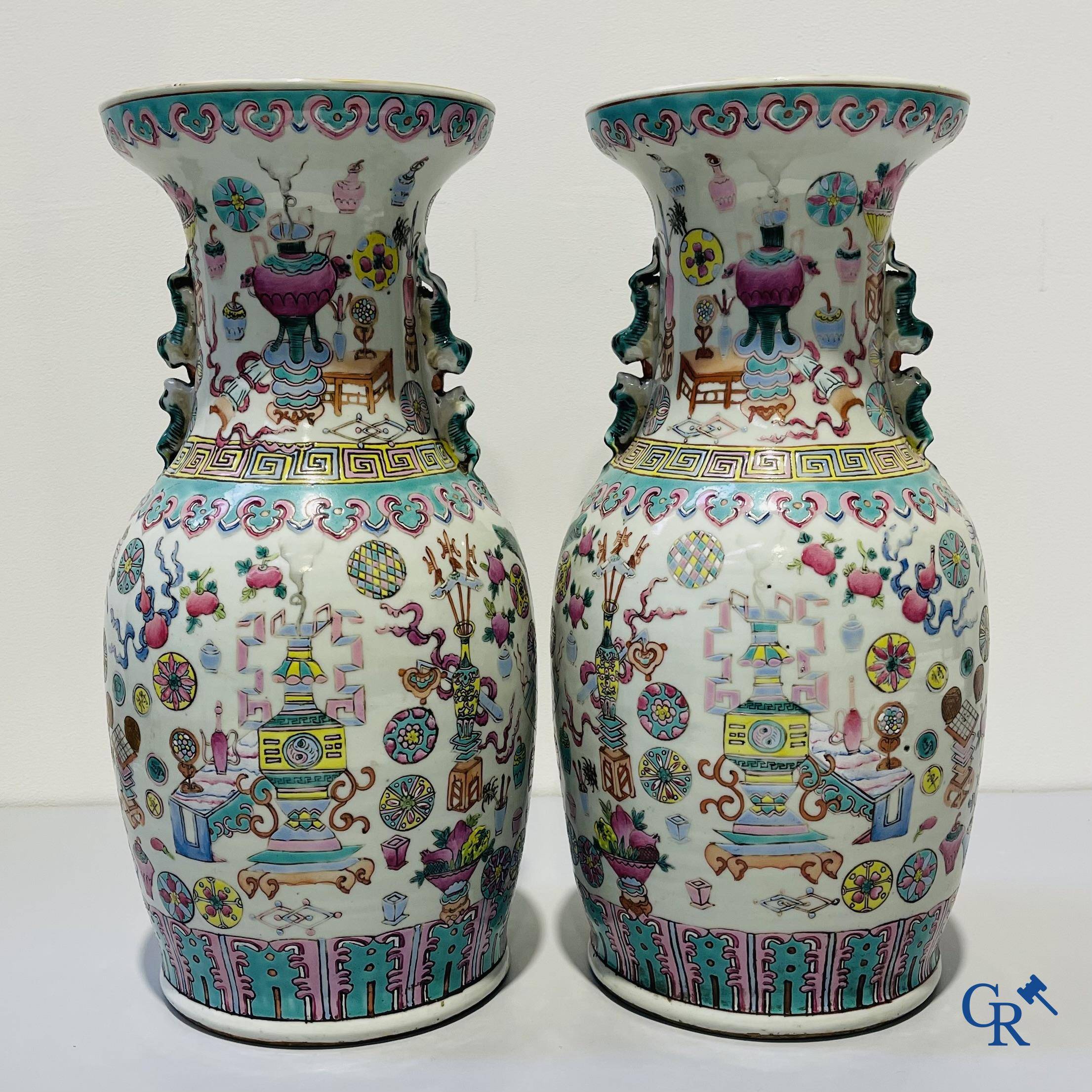 Art Asiatique, porcelaine chinoise. Une paire de vases chinois avec un décor d'antiquités. 19ème siècle.