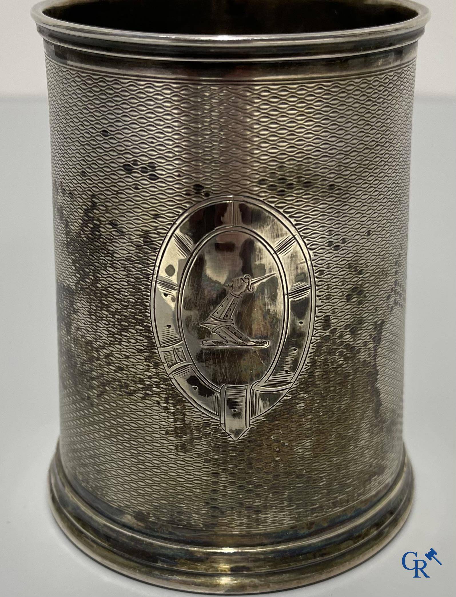 Une chope en argent avec fond en verre. XVIIIème-XIXème siècle. Aucune poinçon visible.