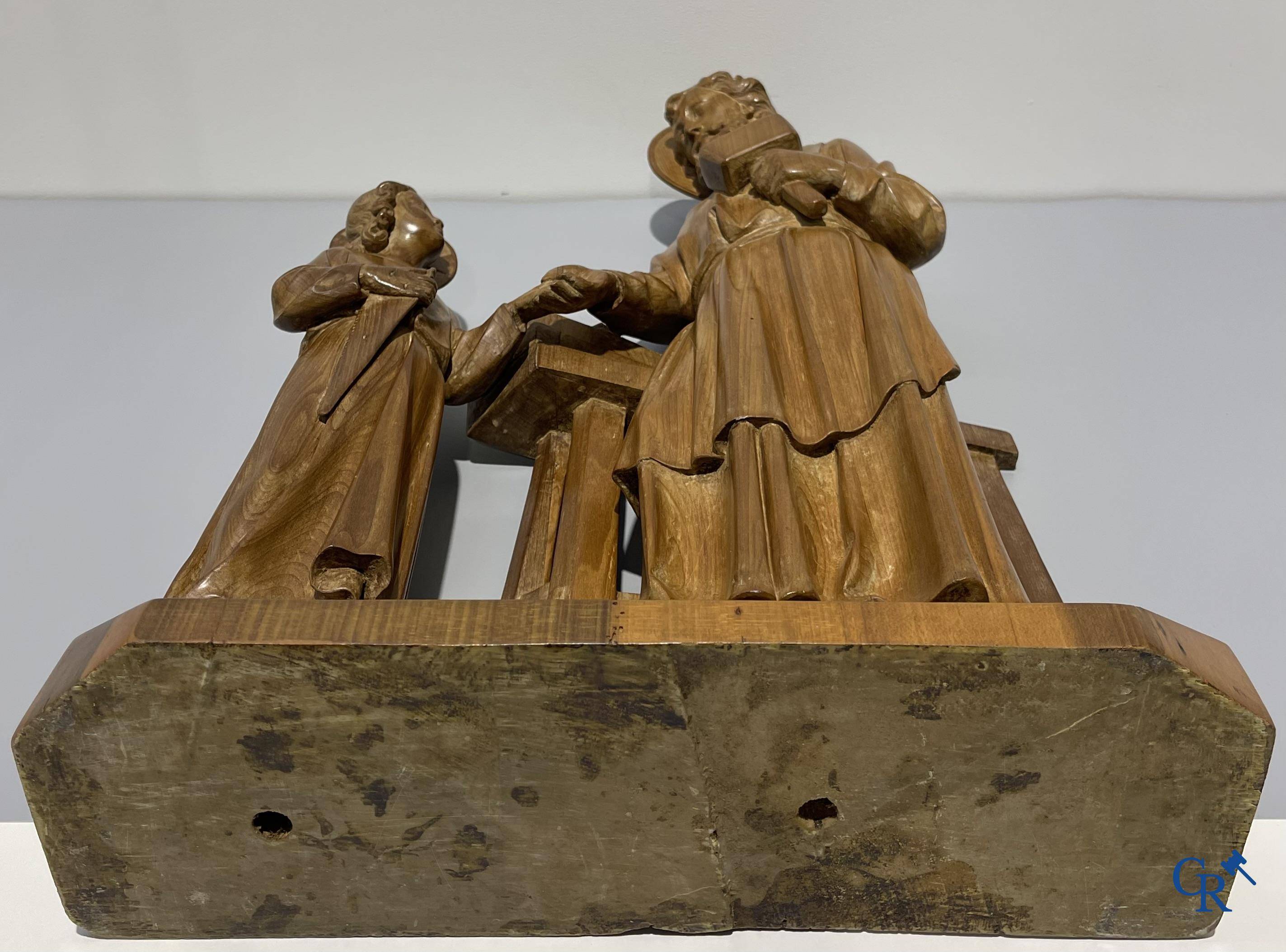 Une rare représentation en bois sculptée de Saint-Joseph avec l'enfant Jésus dans l'atelier du menuisier. Vers 1940.