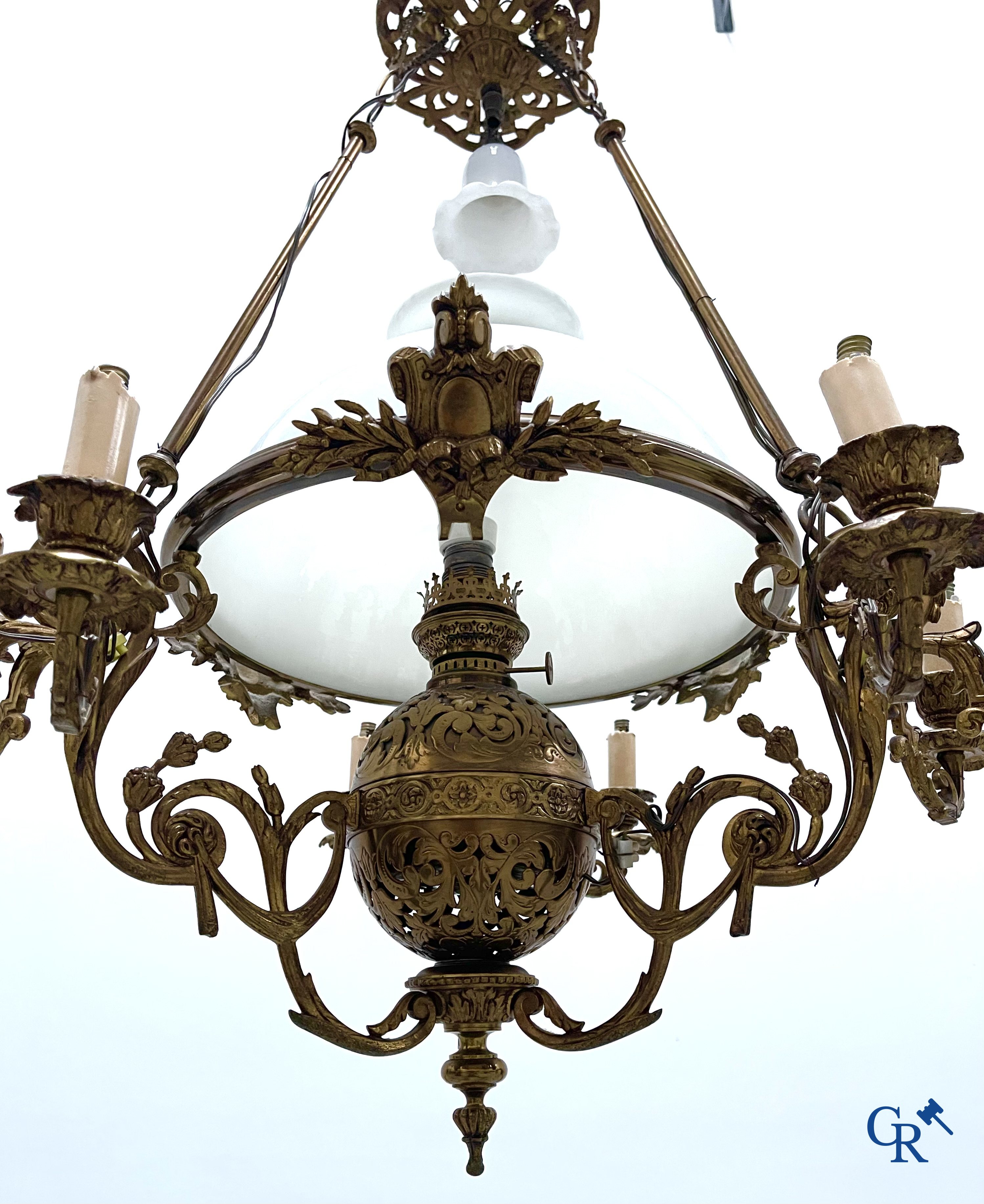 A lot of an imposing chandelier with 12 light points, a lamp belge with bronze frame and a fireplace piece.