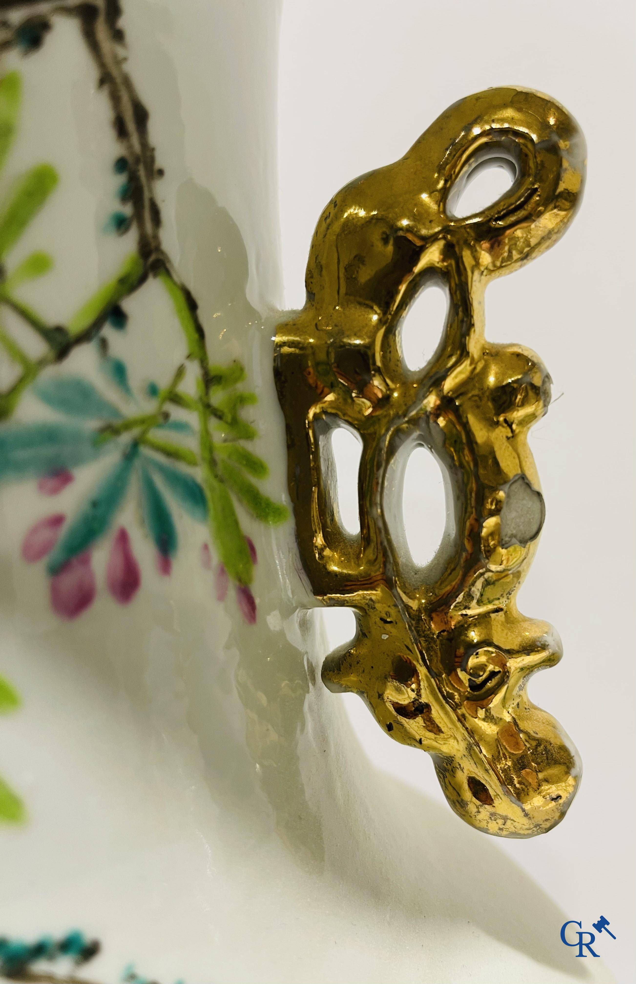 Art Asiatique, porcelaine chinoise. Une paire de vases chinois avec calligraphie.