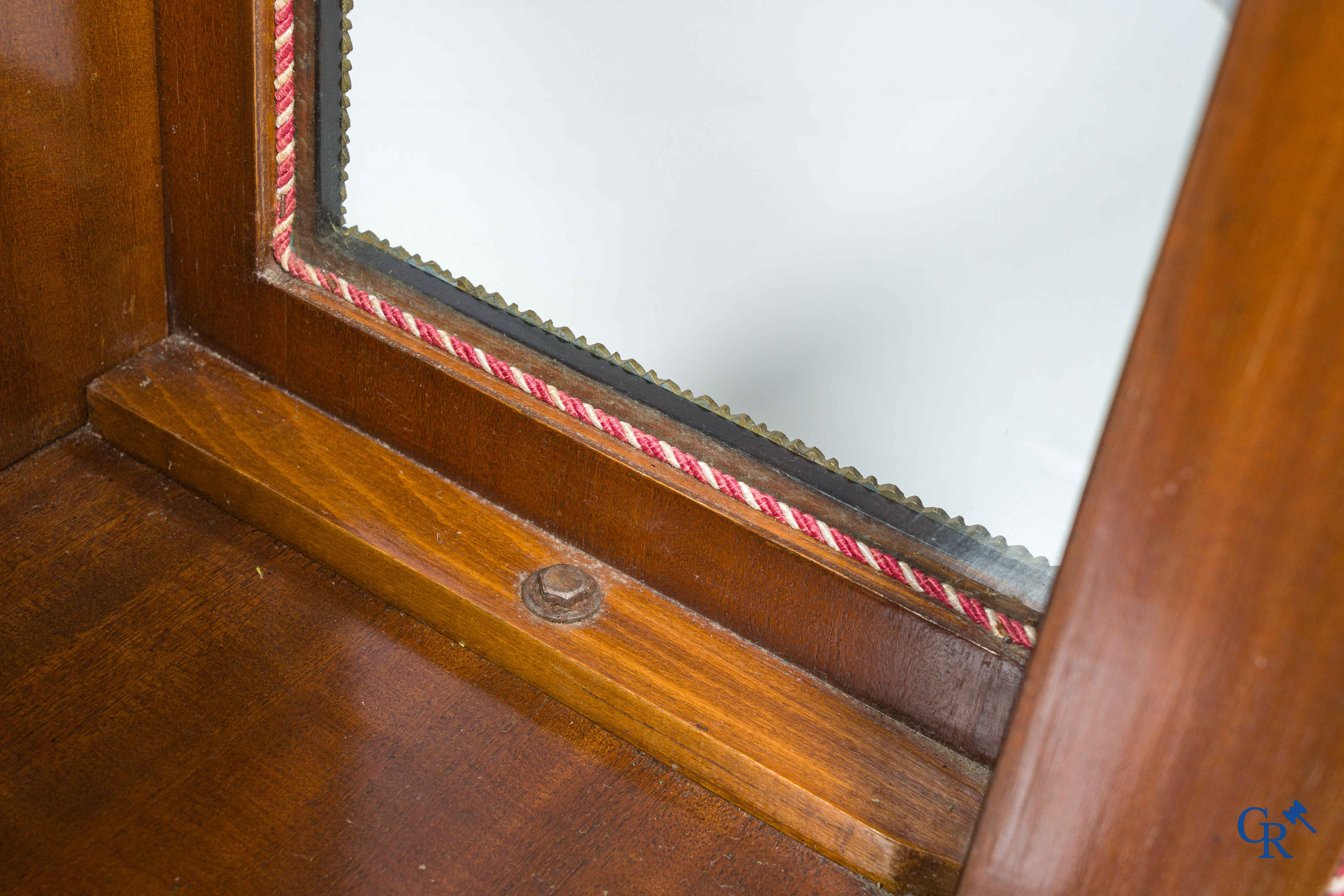 Een 1 deurs vitrine meubel met Boulle marqueterie. 19de eeuw.