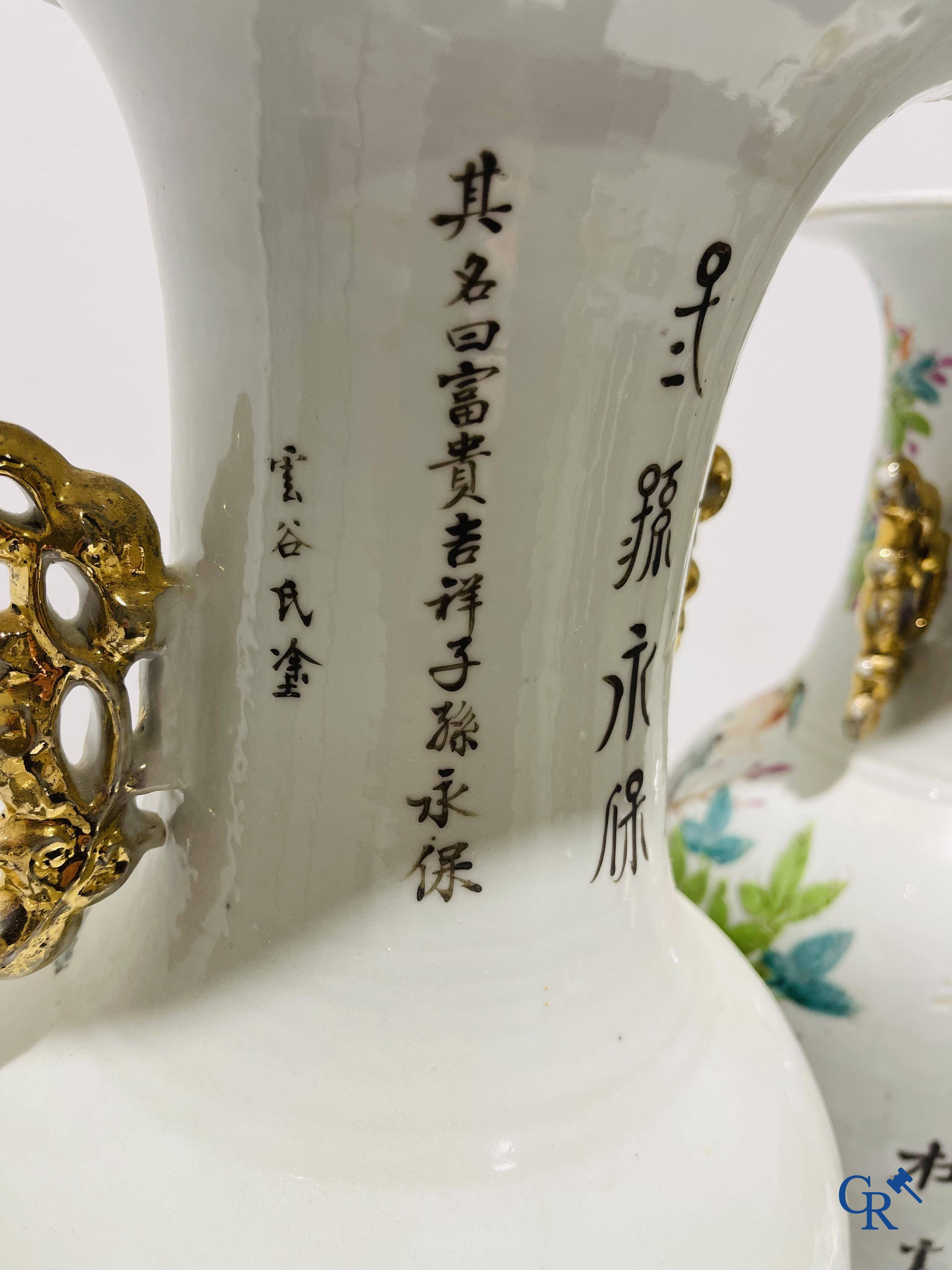 Art Asiatique, porcelaine chinoise. Une paire de vases chinois avec calligraphie.