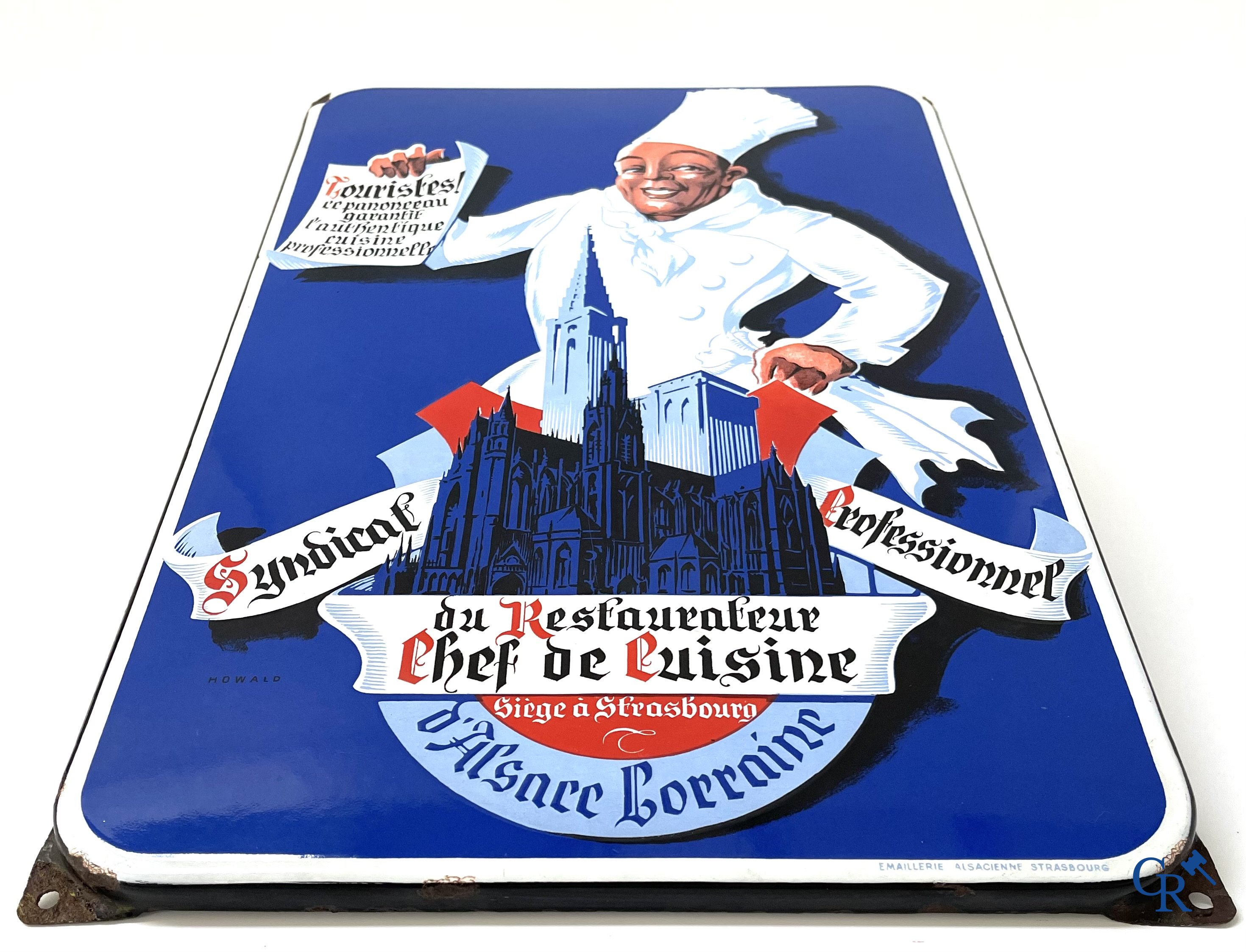 Chef de Cuisine, emaille bord voor de Syndical Professionnel du Restaurateur d'Alsace Lorraine. Gesigneerd Howald.
