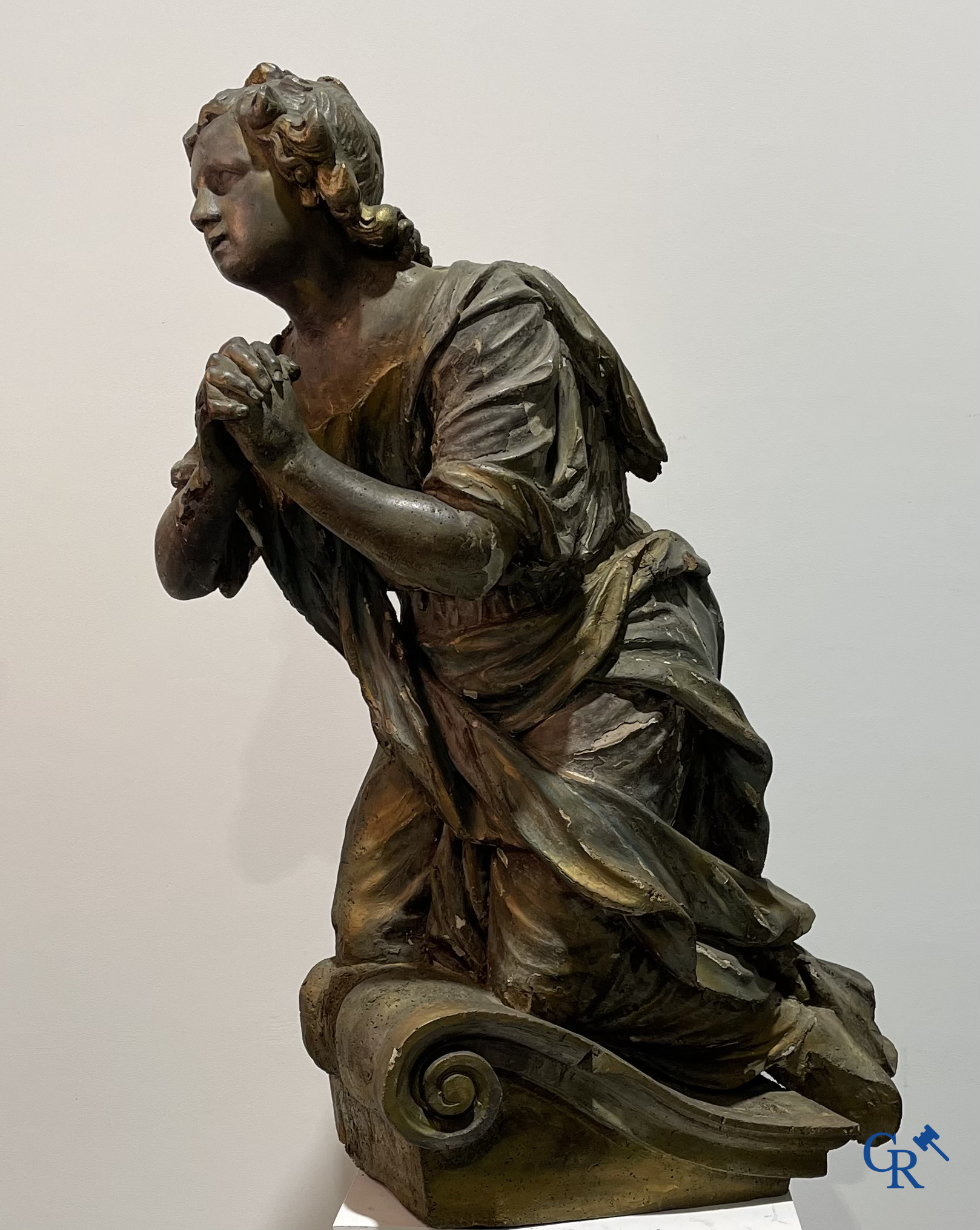 Objets religieux, un imposant ange agenouillé en bois. XVIIIe siècle.