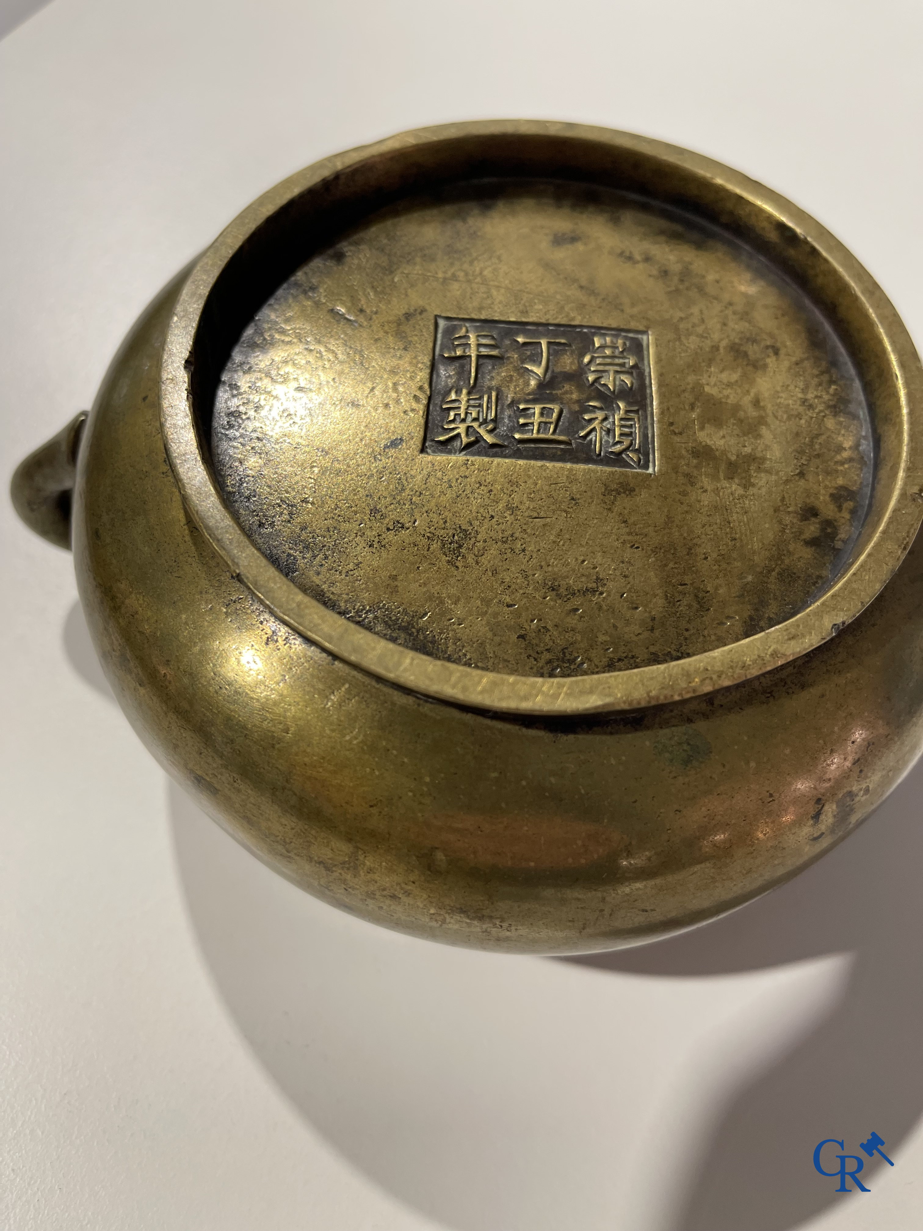 Aziatica, een Chinese bronzen wierookbrander. Chóngzhēn Dīngchǒu nián zhì 崇禎丁丑年製 mark, gedateerd 1637.