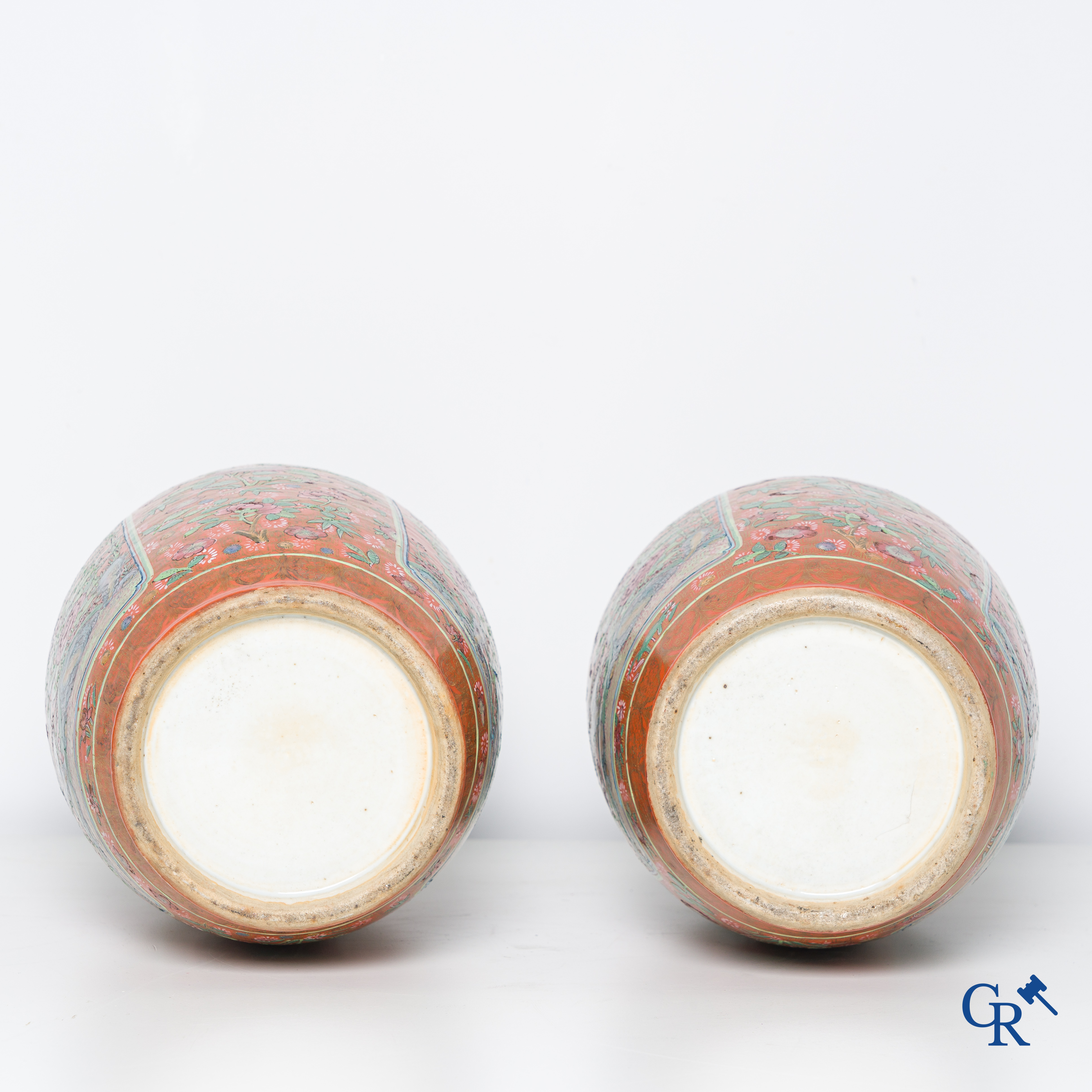 Asian Art, Chinese porcelain, a pair of Chinese Canton lid vases. 19th century.