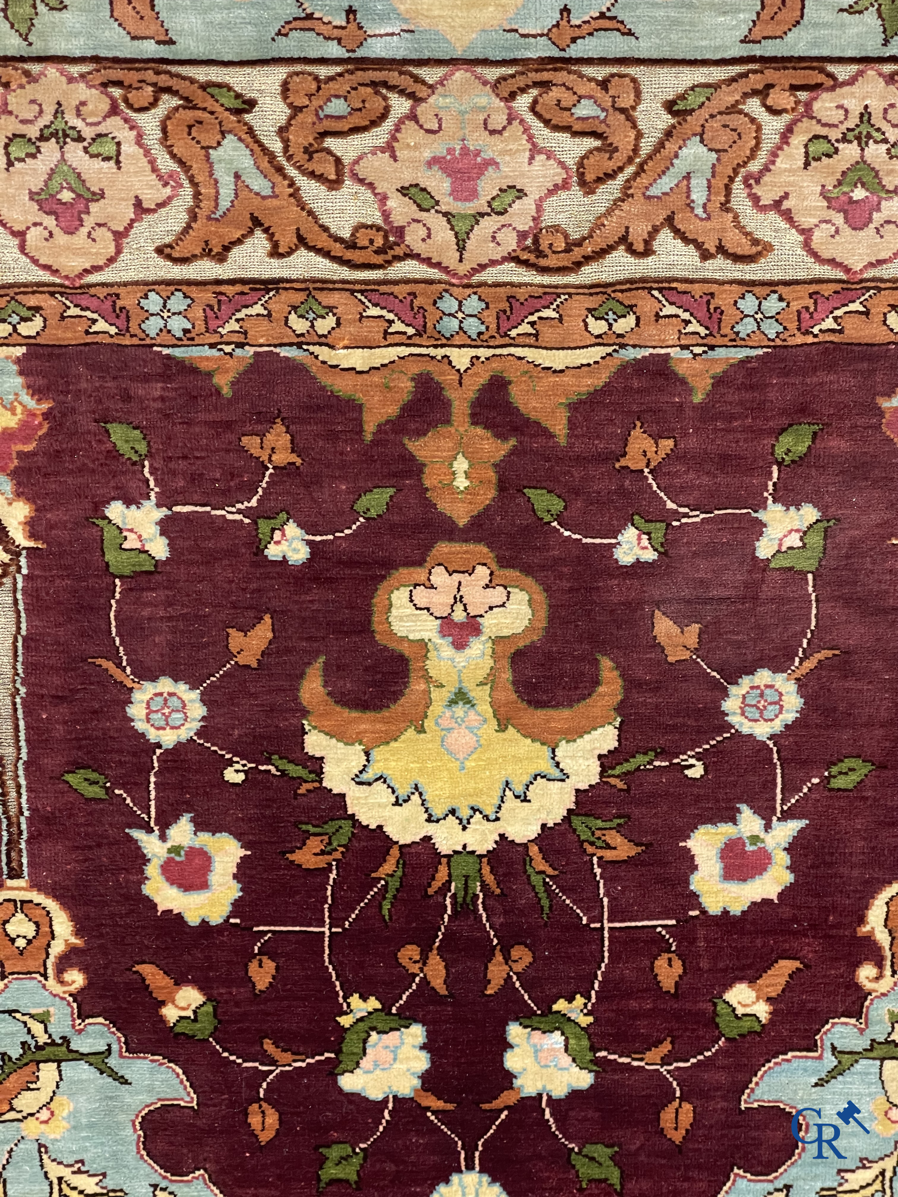 Oosterse tapijten. 2 kleine zijden tapijtjes bewerkt met gouddraad.