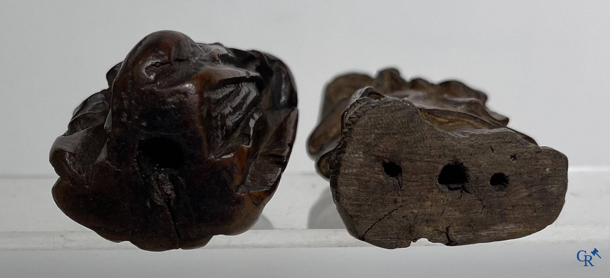 2 religious fragments in palm wood and lime wood. 16th-17th century.