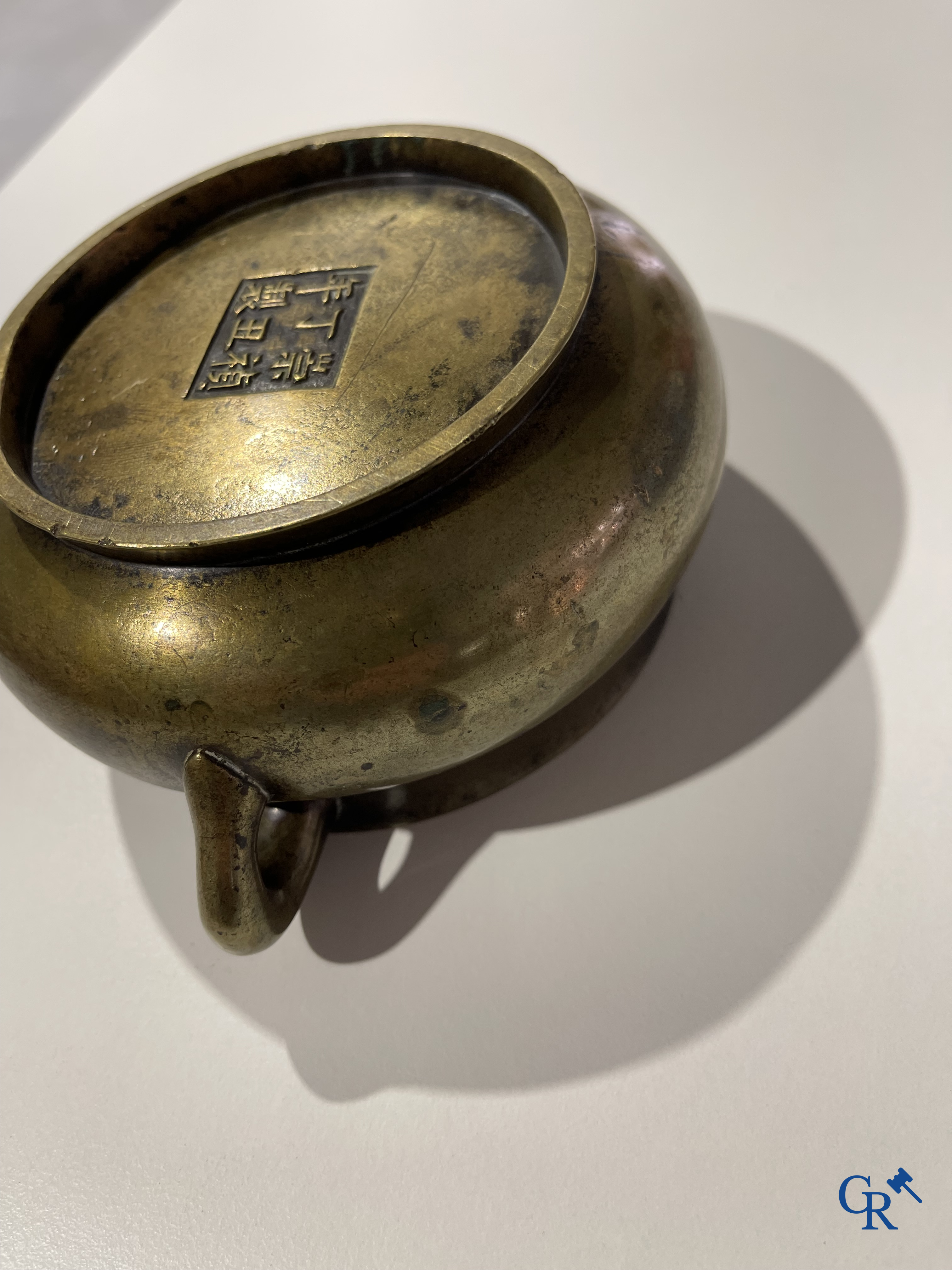 Aziatica, een Chinese bronzen wierookbrander. Chóngzhēn Dīngchǒu nián zhì 崇禎丁丑年製 mark, gedateerd 1637.