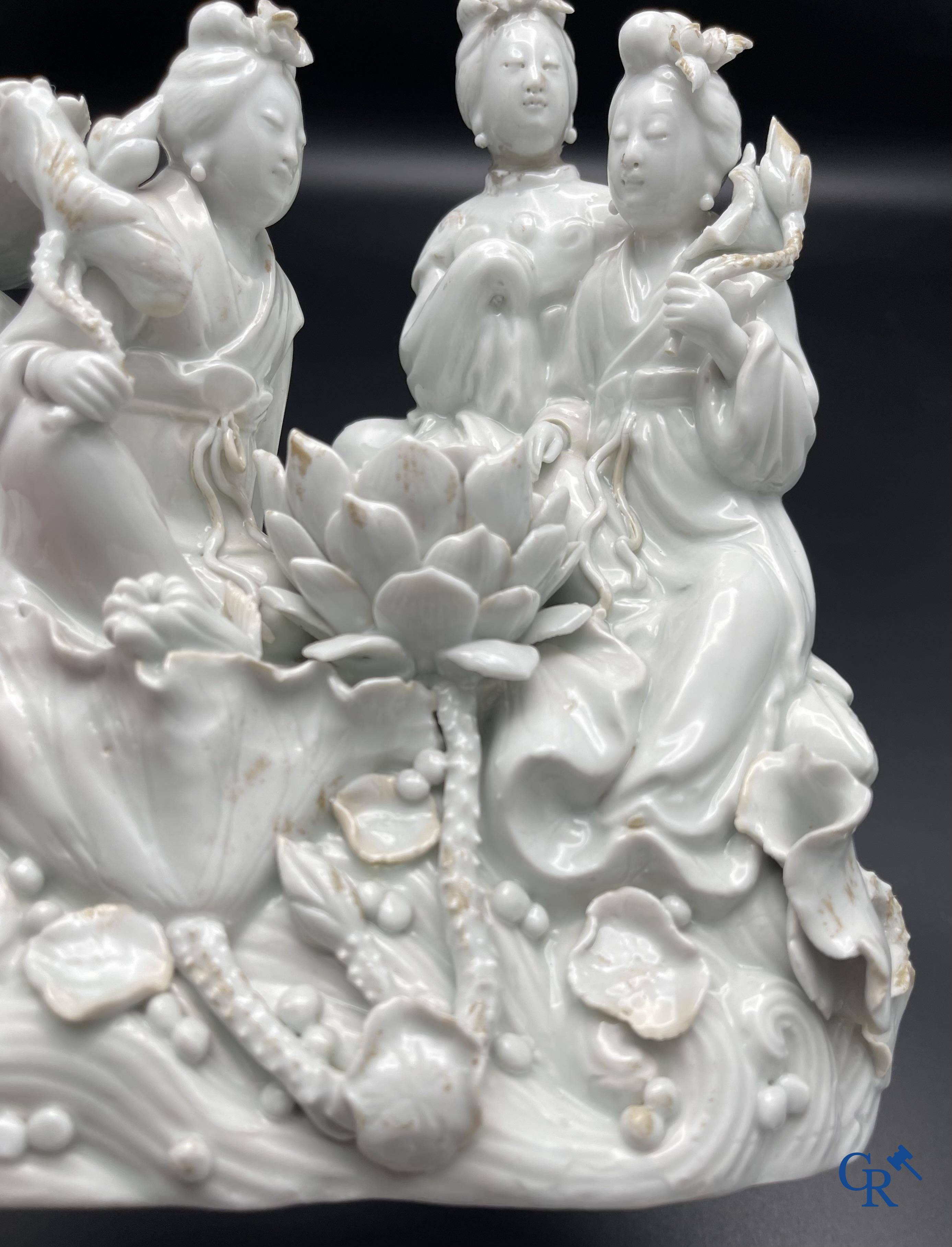 Porcelaine chinoise: Un lion bouddhiste et un groupe en blanc de Chine.