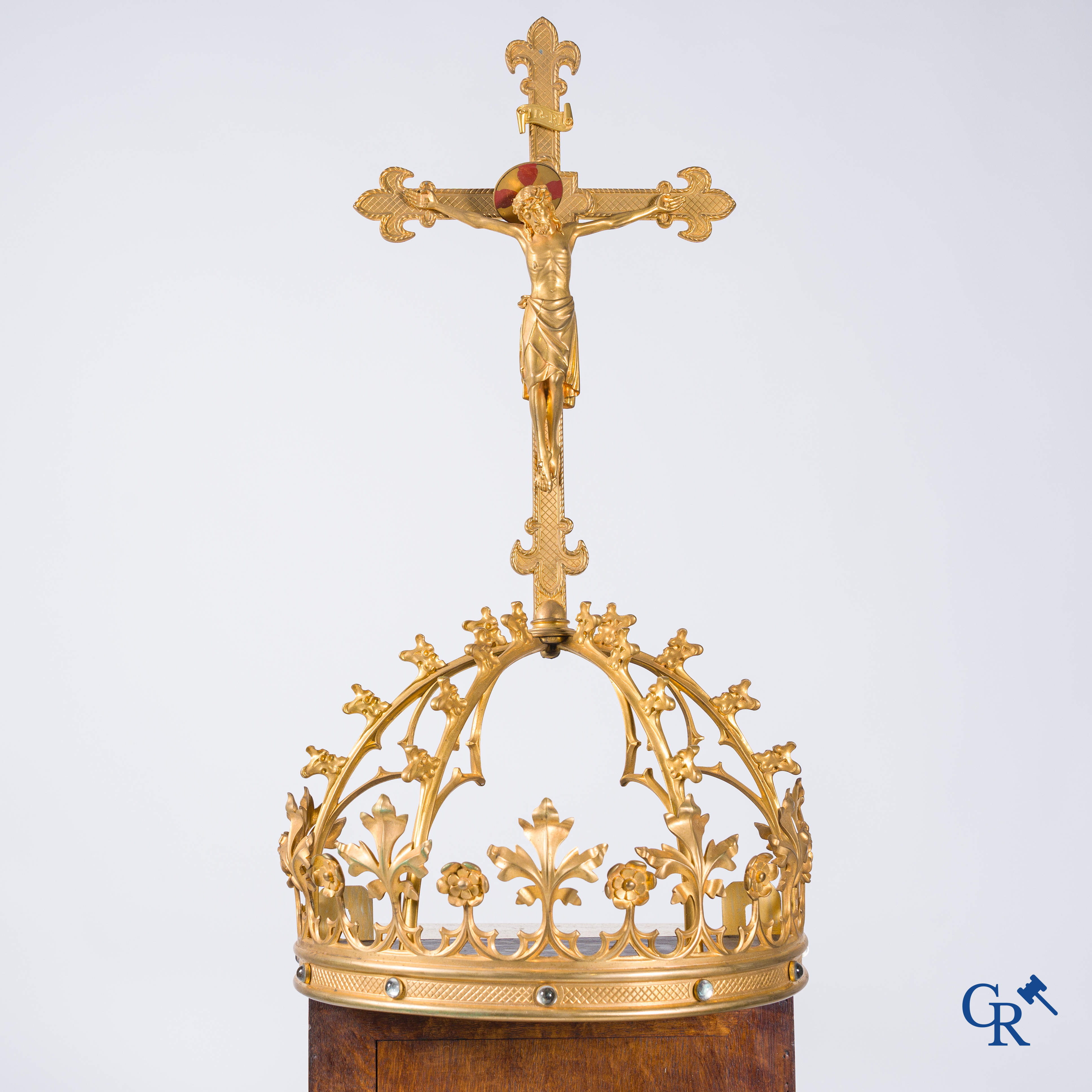 Religieuze objecten, een grote neo-gotische nis in hout en vergulde brons.