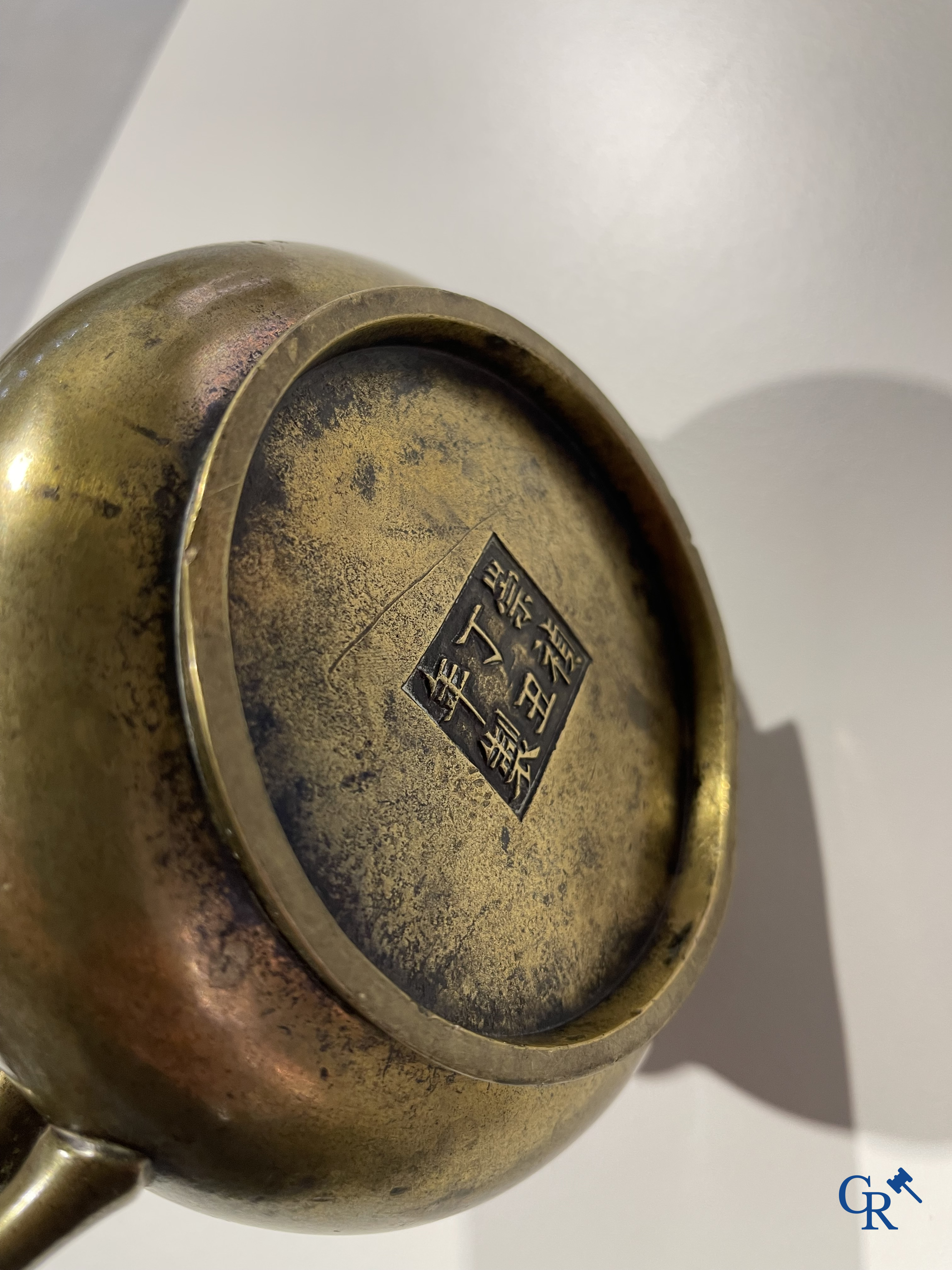 Aziatica, een Chinese bronzen wierookbrander. Chóngzhēn Dīngchǒu nián zhì 崇禎丁丑年製 mark, gedateerd 1637.