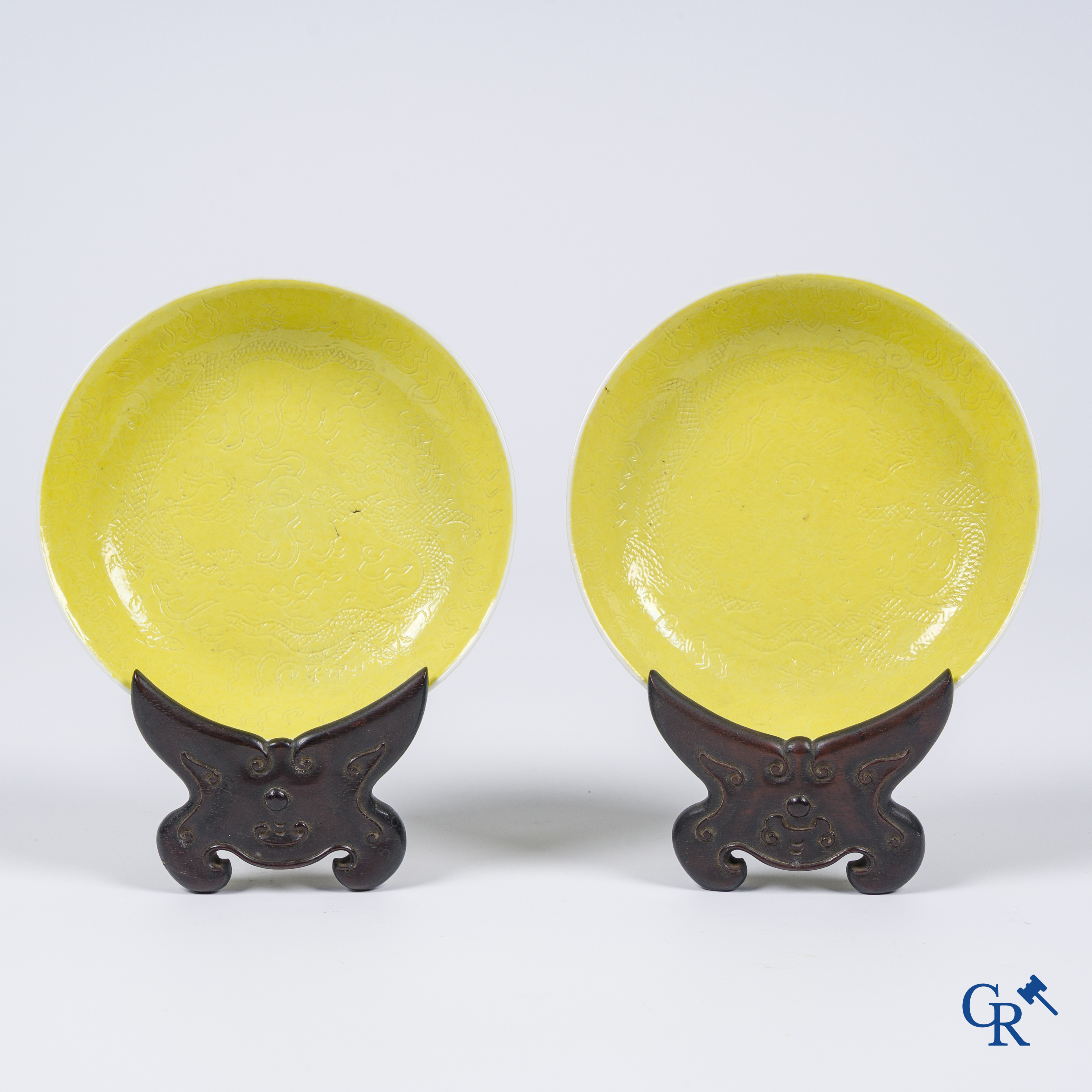 Aziatica, Chinees porselein. Paar bordjes met ingesneden drakenmotief bedekt met een monochrome glazuurlaag. Guanxu.