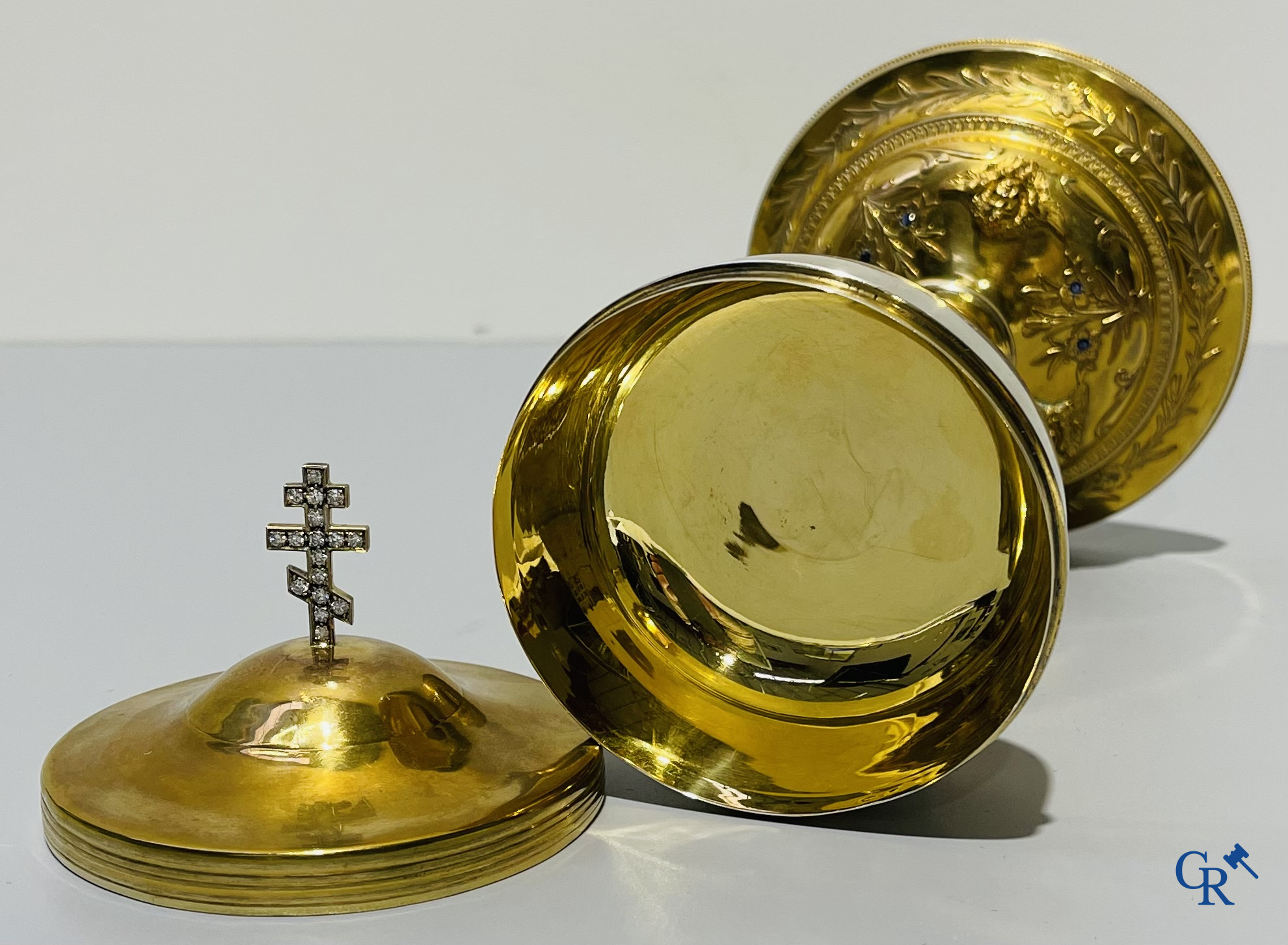 Religious objects, a ciboria partly in silver vermeil set with 17 brilliant cut diamonds. 1st grade. 19th century.