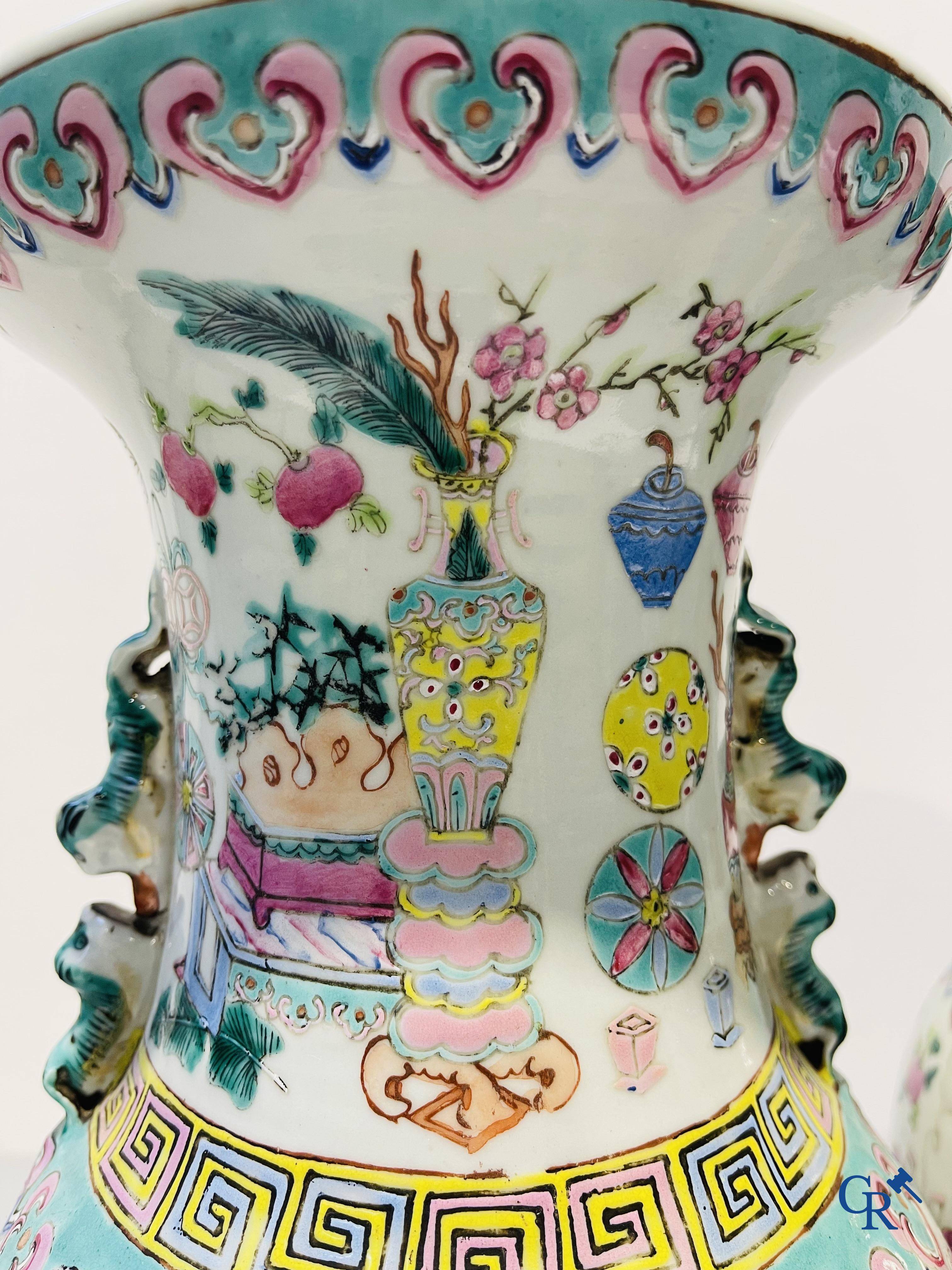 Art Asiatique, porcelaine chinoise. Une paire de vases chinois avec un décor d'antiquités. 19ème siècle.
