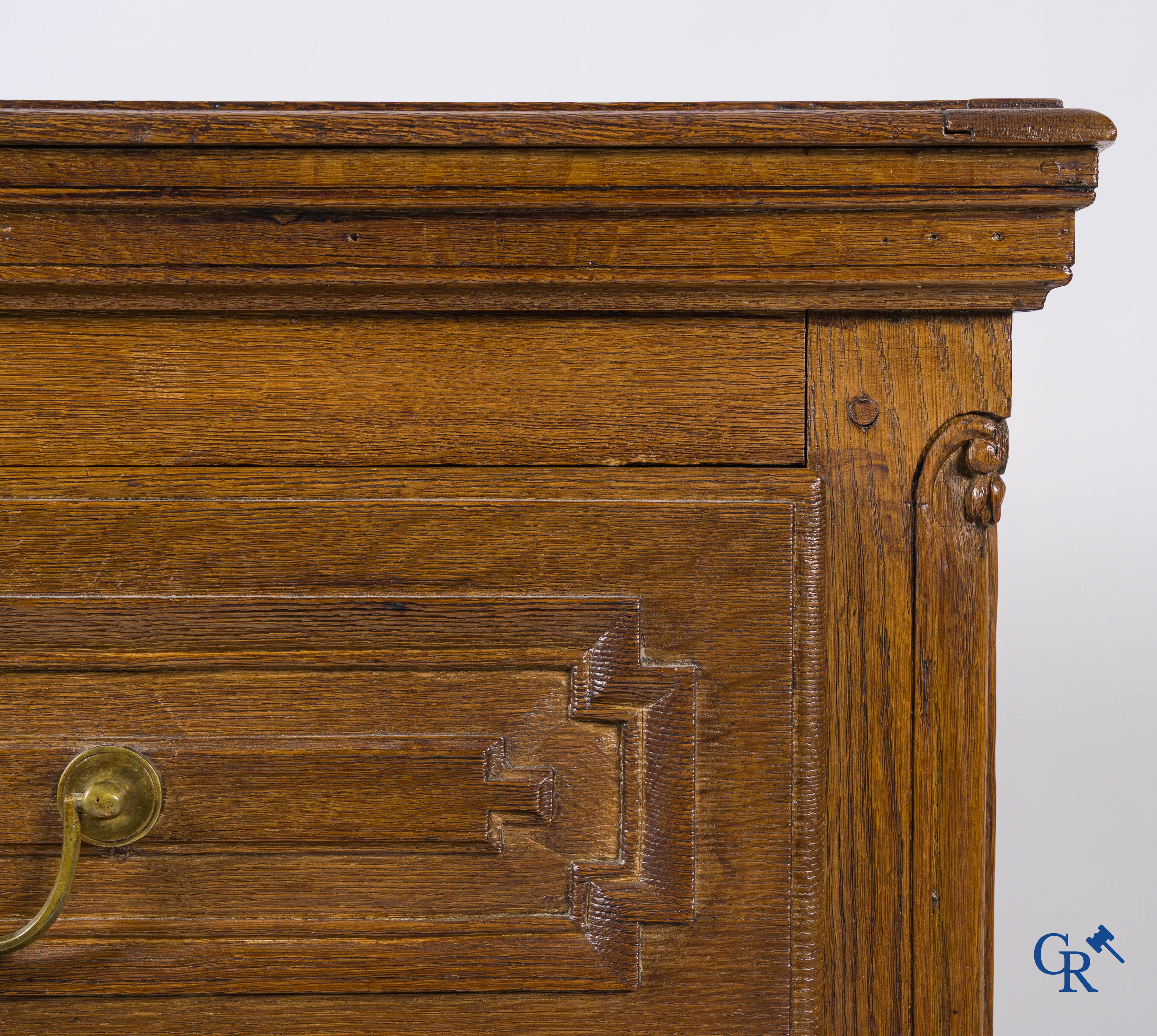 An early 19th century decorative chest of drawers in oak with 3 drawers and a secret in the bottom drawer.