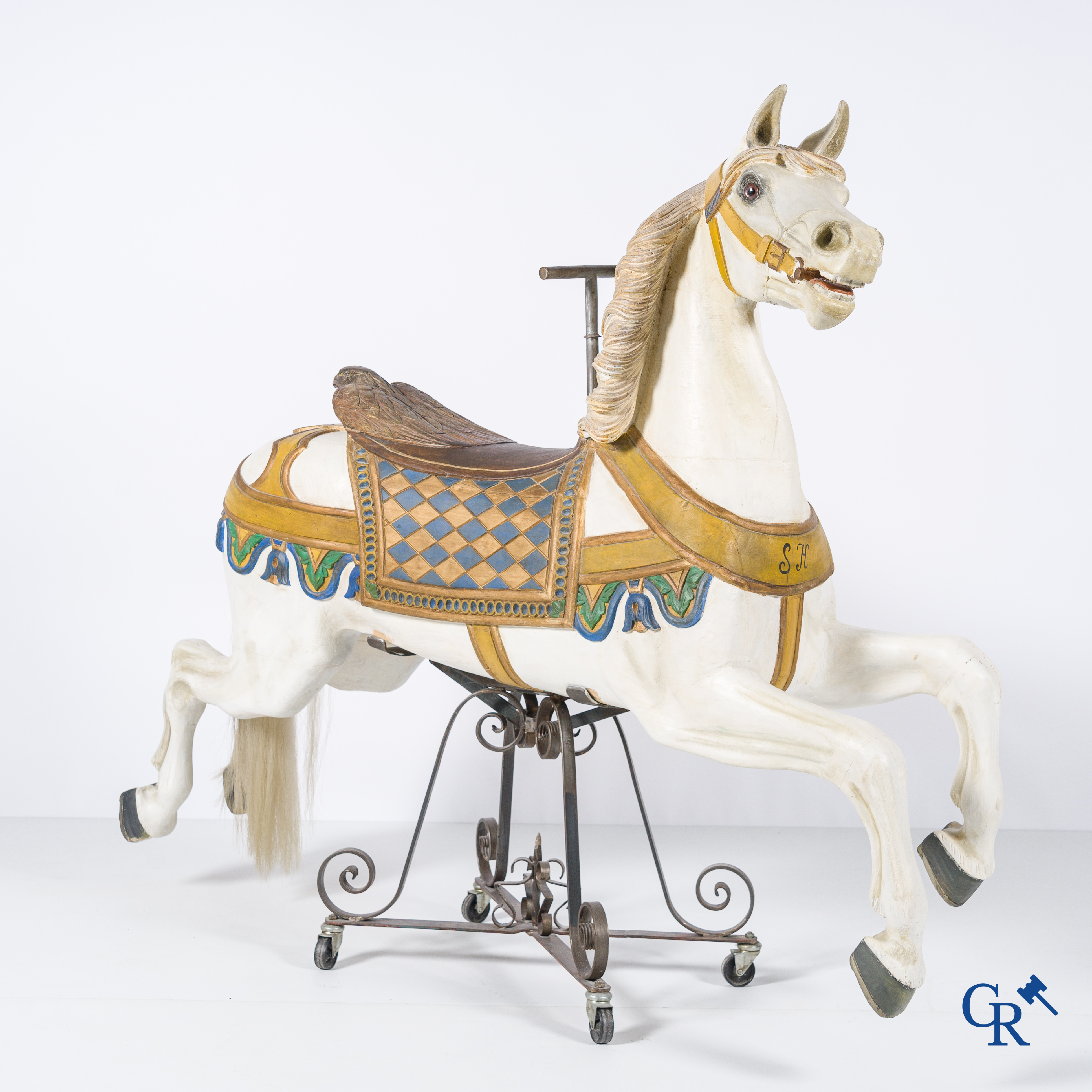 Art forain, un cheval de manège en bois avec des yeux en verre sur une base en fer forgé. Allemagne vers 1900 - 1920.