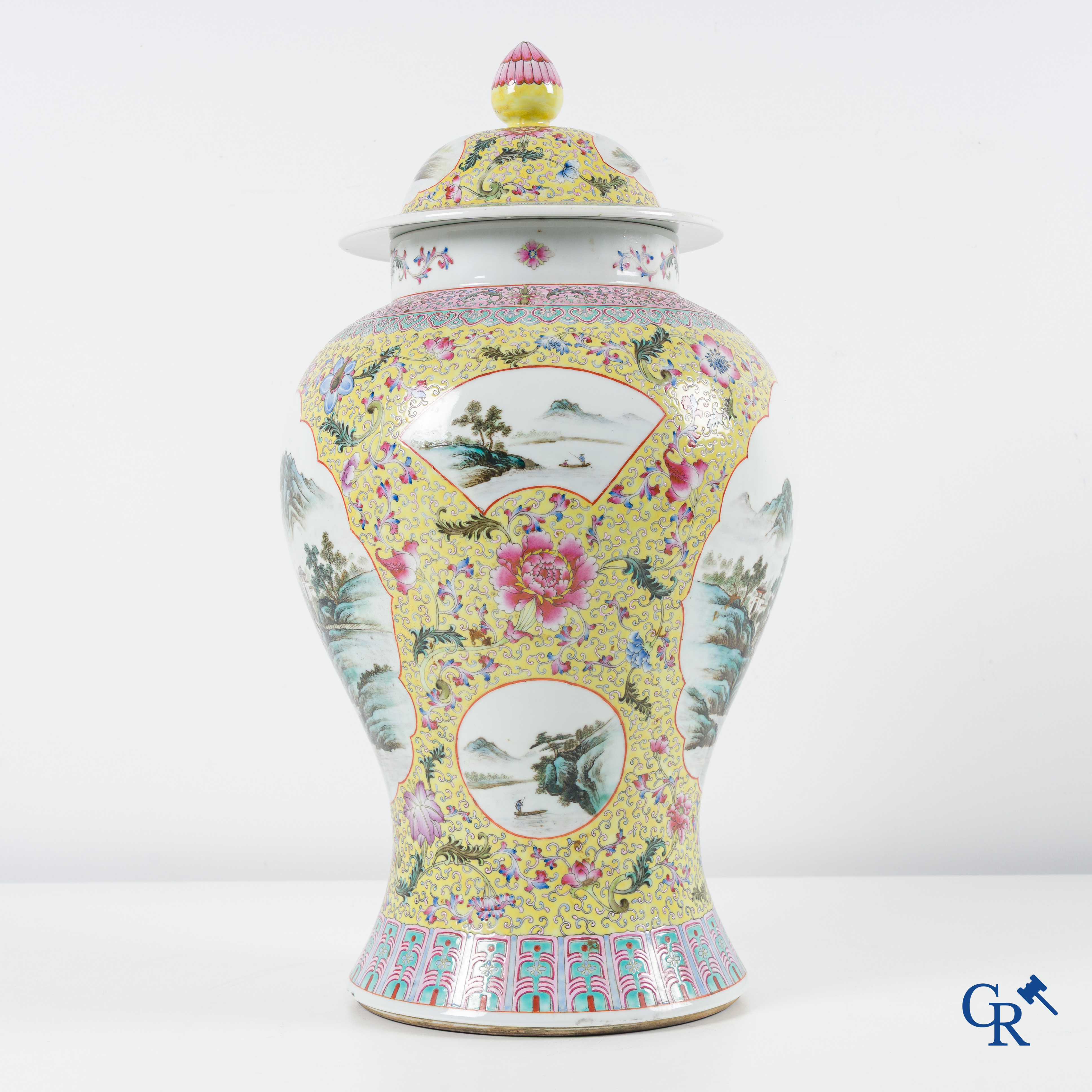 Aziatica, Een grote Chinese famille jaune en rose dekselvaas met fijn gedecoreerde landschaps taferelen. 20 ste eeuw.