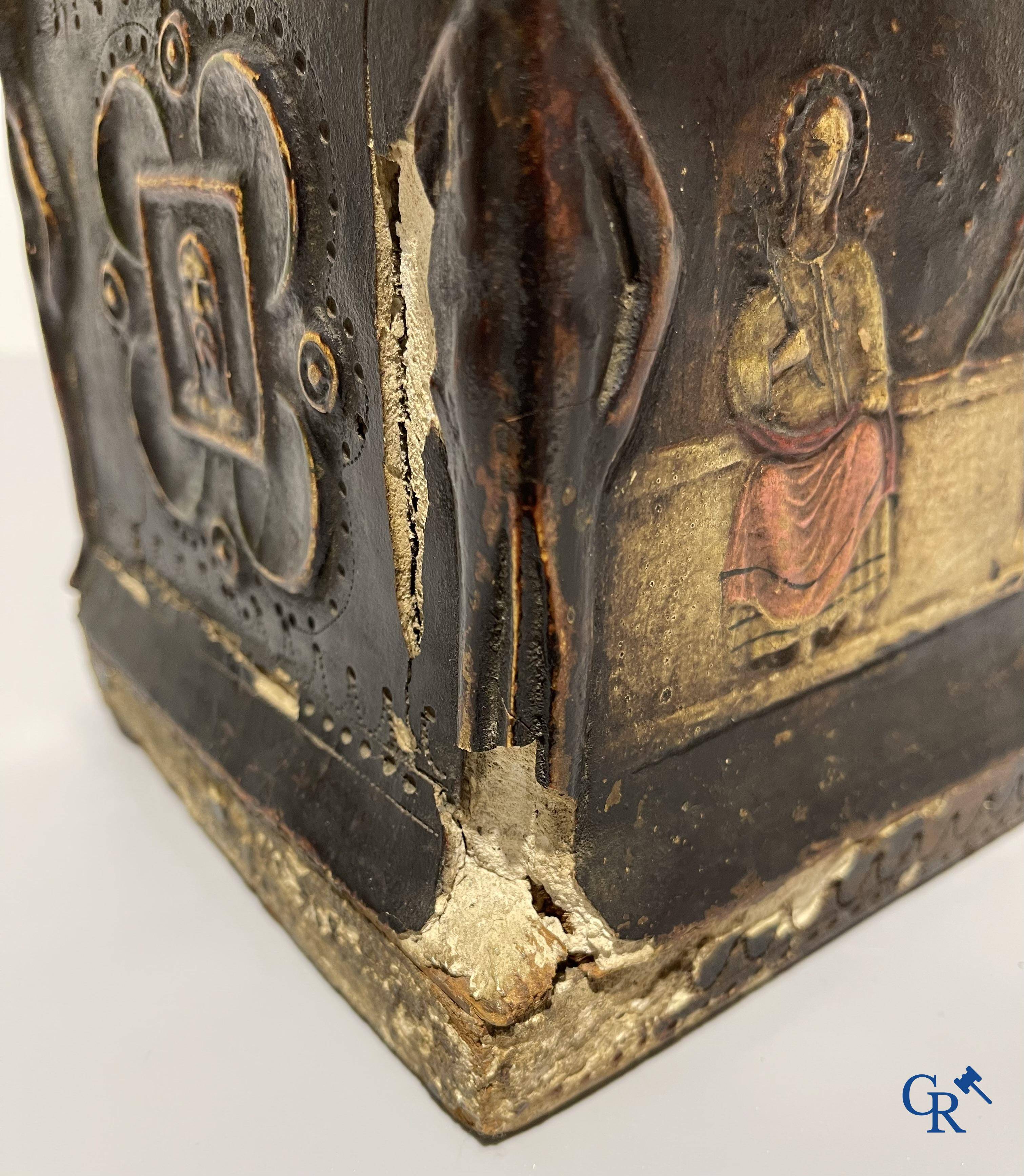 Religious objects, a coffret in Pastiglia relief decor with images from the life of Christ. 18th-19th century.
