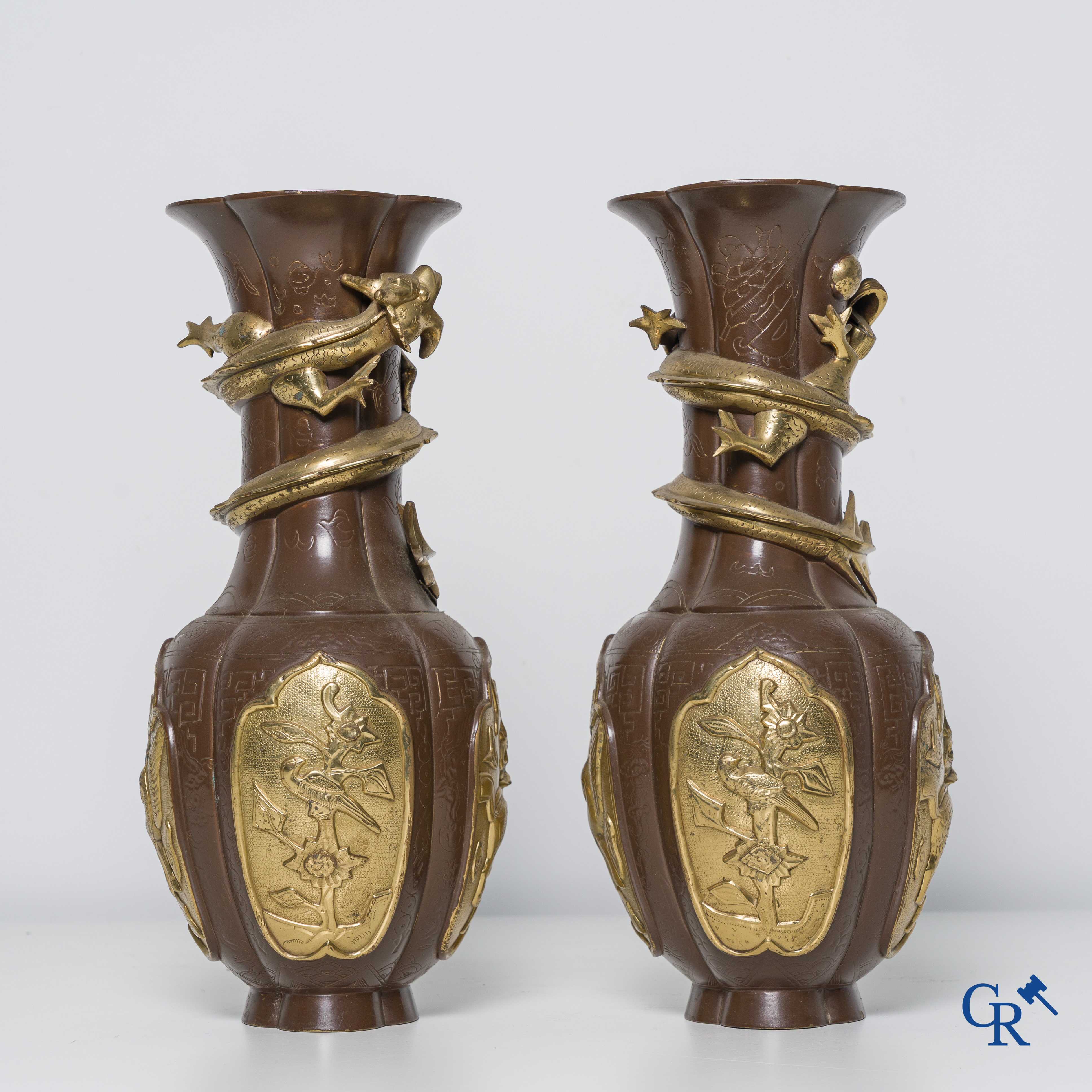 Aziatica, 2 bronzen Chinese vaasjes met drakendecor. Gemerkt.