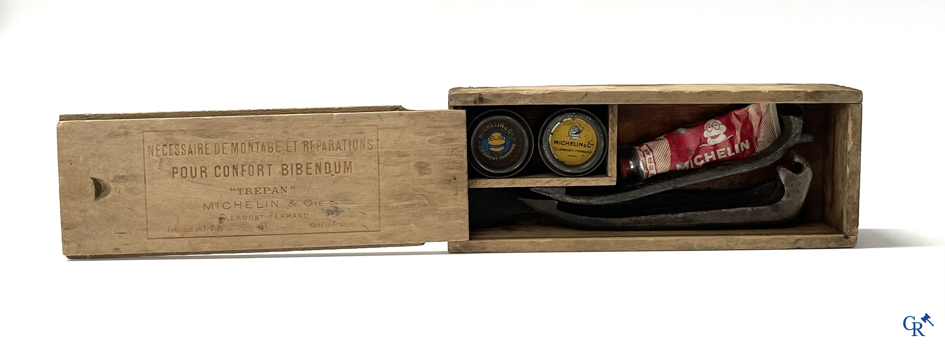 Michelin, an interesting lot with Michelin objects, mainly from the 1920's and 1930's.