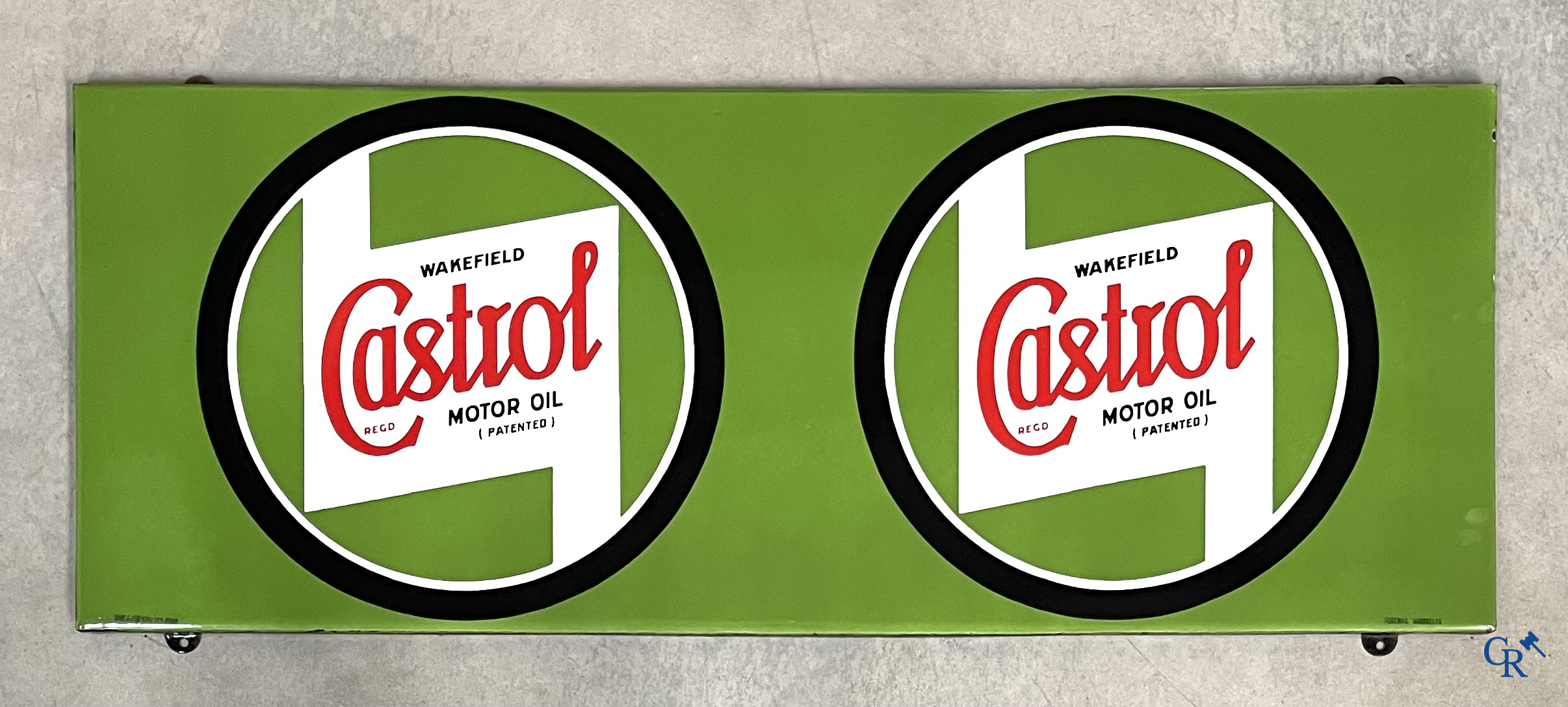 Castrol Motor Oil, plaque émaillée publicitaire pour huile moteur Castrol. Version rare avec 2 logos cerclés noirs. 1948.
