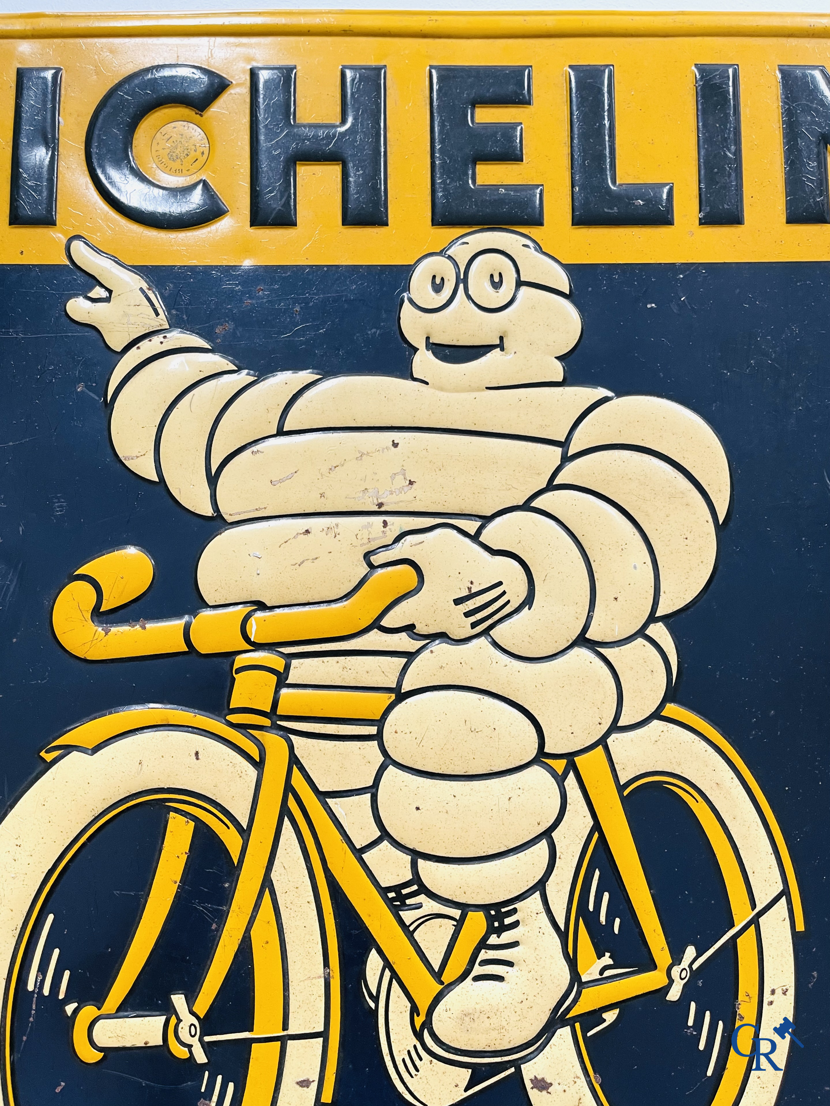 Michelin, Een publiciteit in beschilderd blik voor Michelin Fietsbanden. "Imprimeto" R. Bindschedler Paris. Circa 1940.