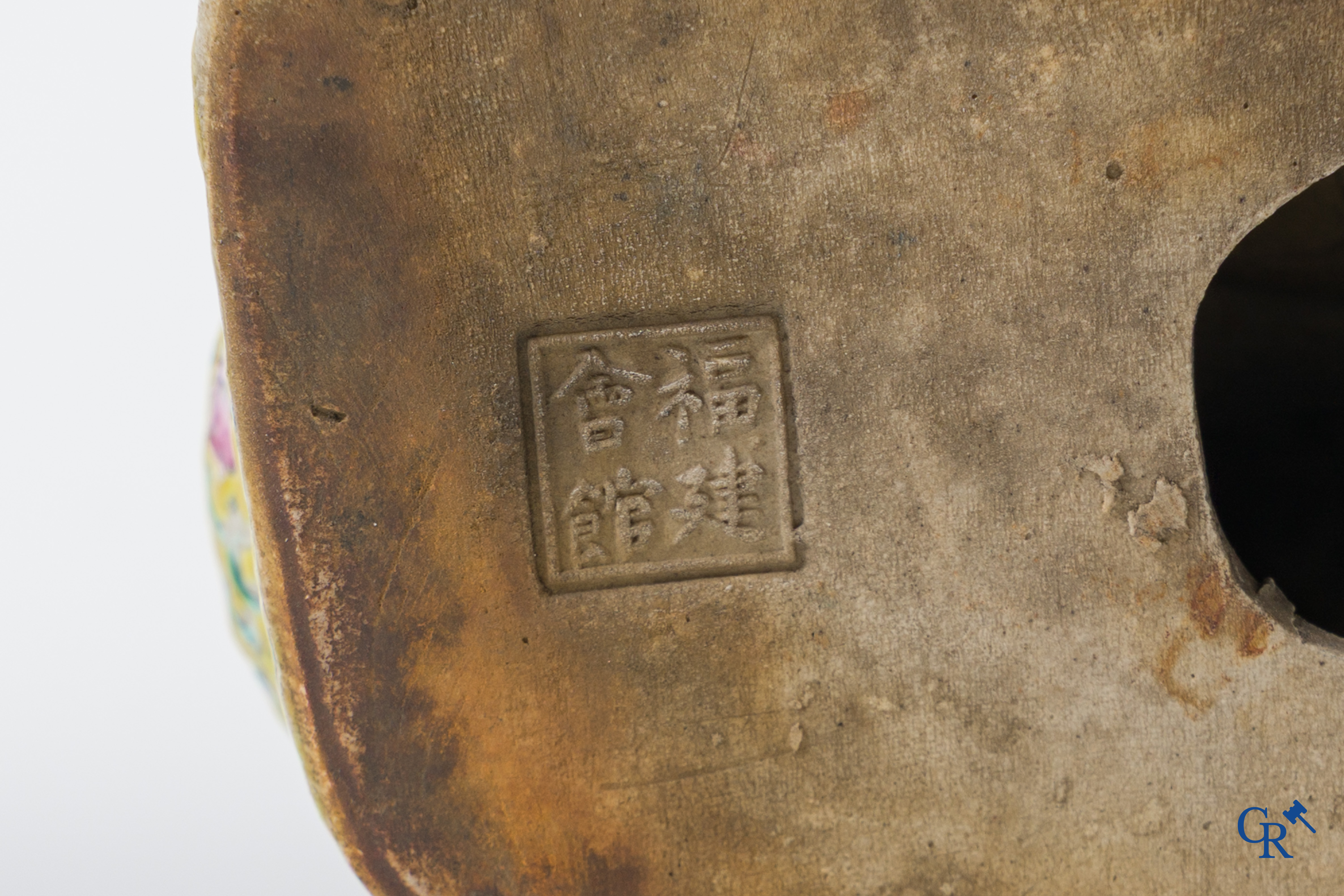 Chinees porselein, een Chinese famille rose figuur van Boeddha, met zegelmerk. 19e eeuw.