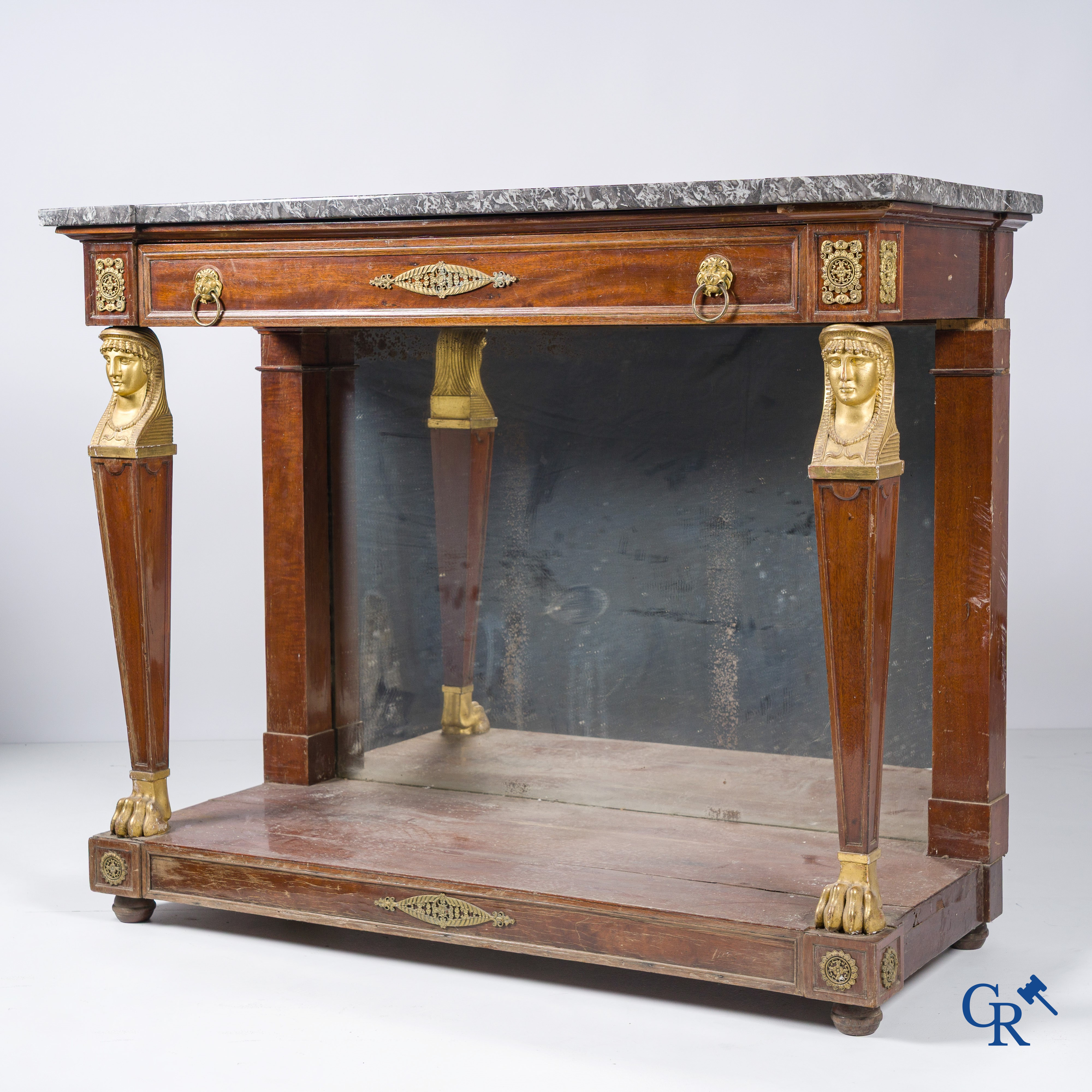 Empire tijdperk, een console in mahonie met vergulde Egyptische bustes. Gemerkt Jacob. Circa 1810.