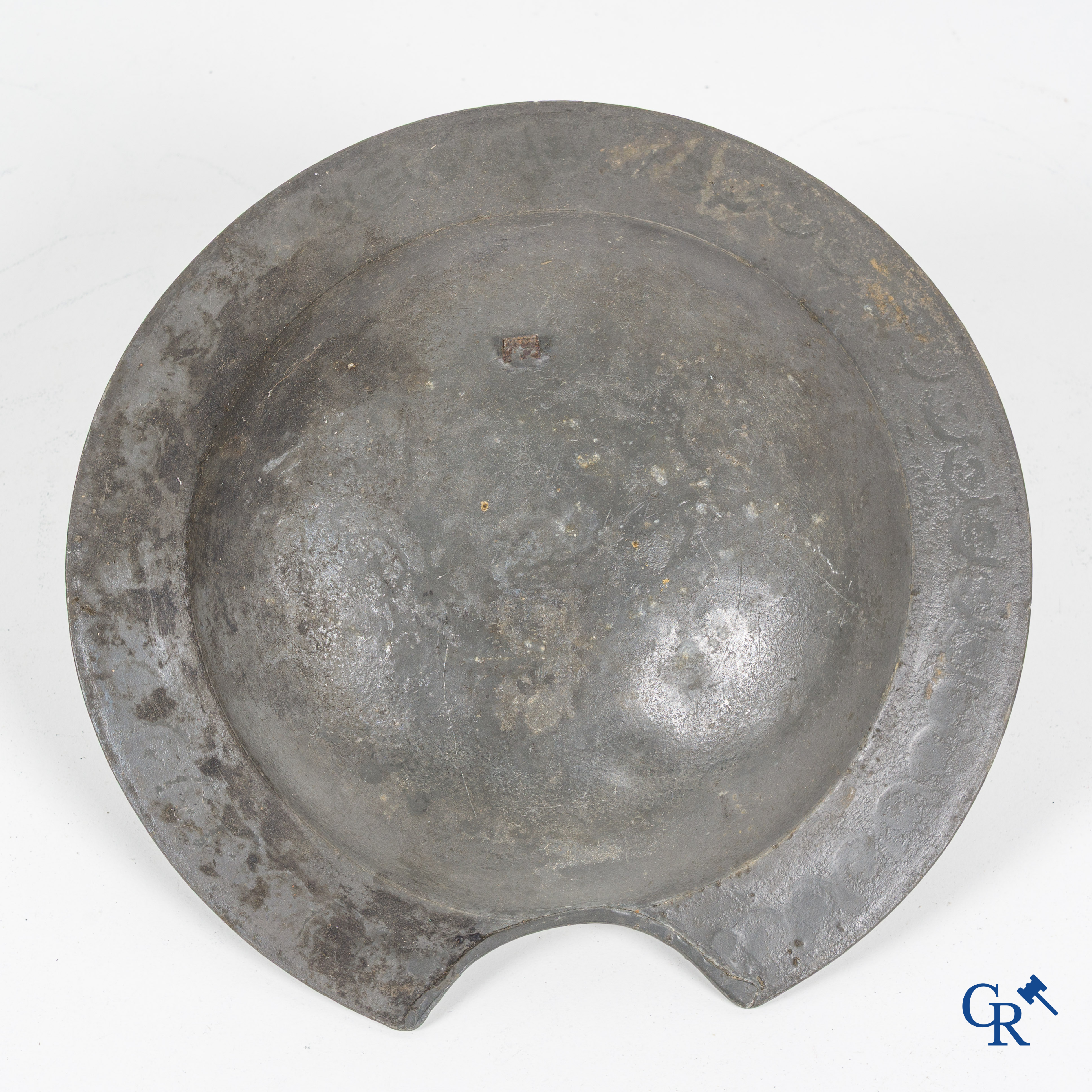 Een groot lot antieke tinnen schotels, waaronder een zeldzame scheerkom. 18e-19e eeuw.