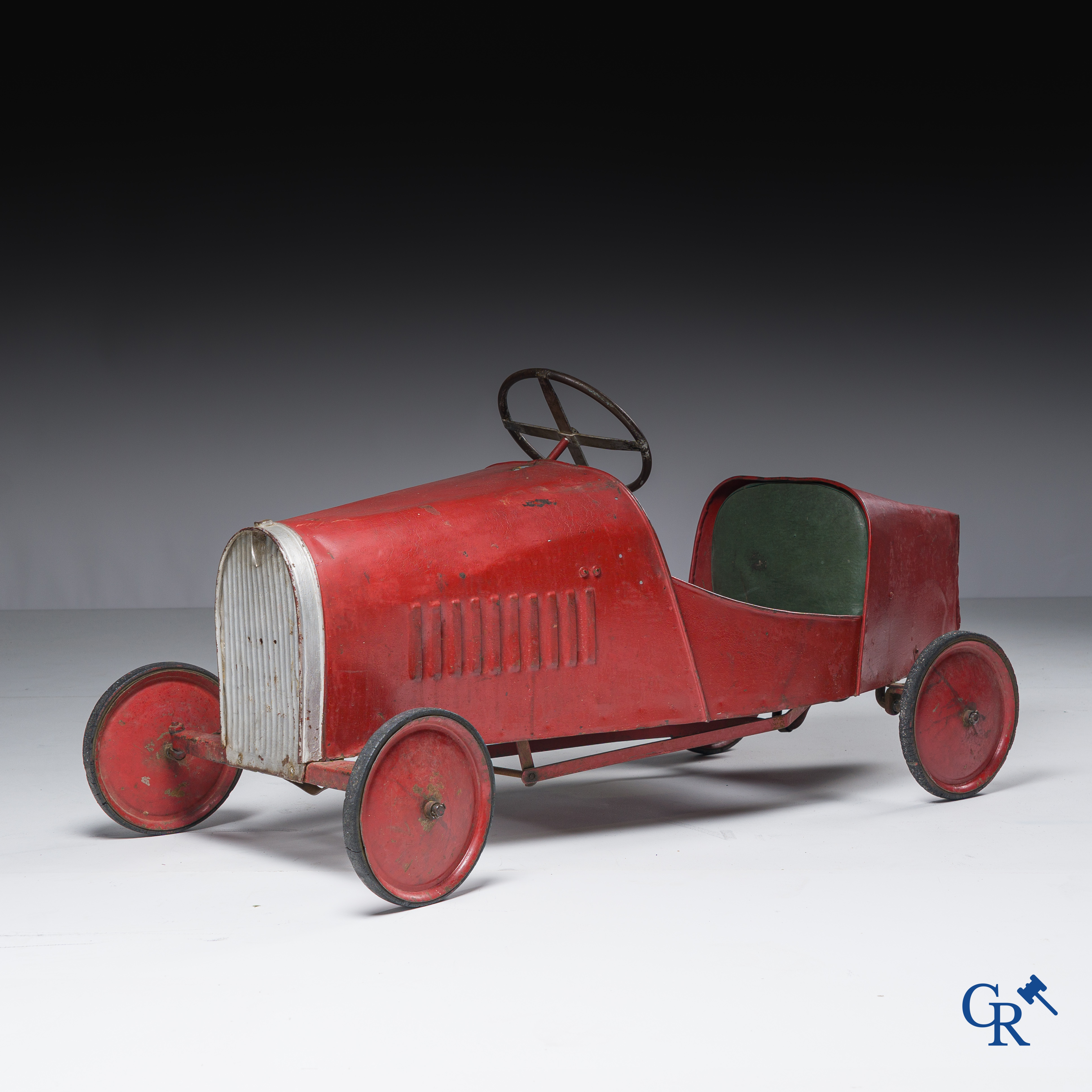 Pedaalwagen, type Bugatti in metaal met een handremsysteem op het achterwiel. Circa 1930.