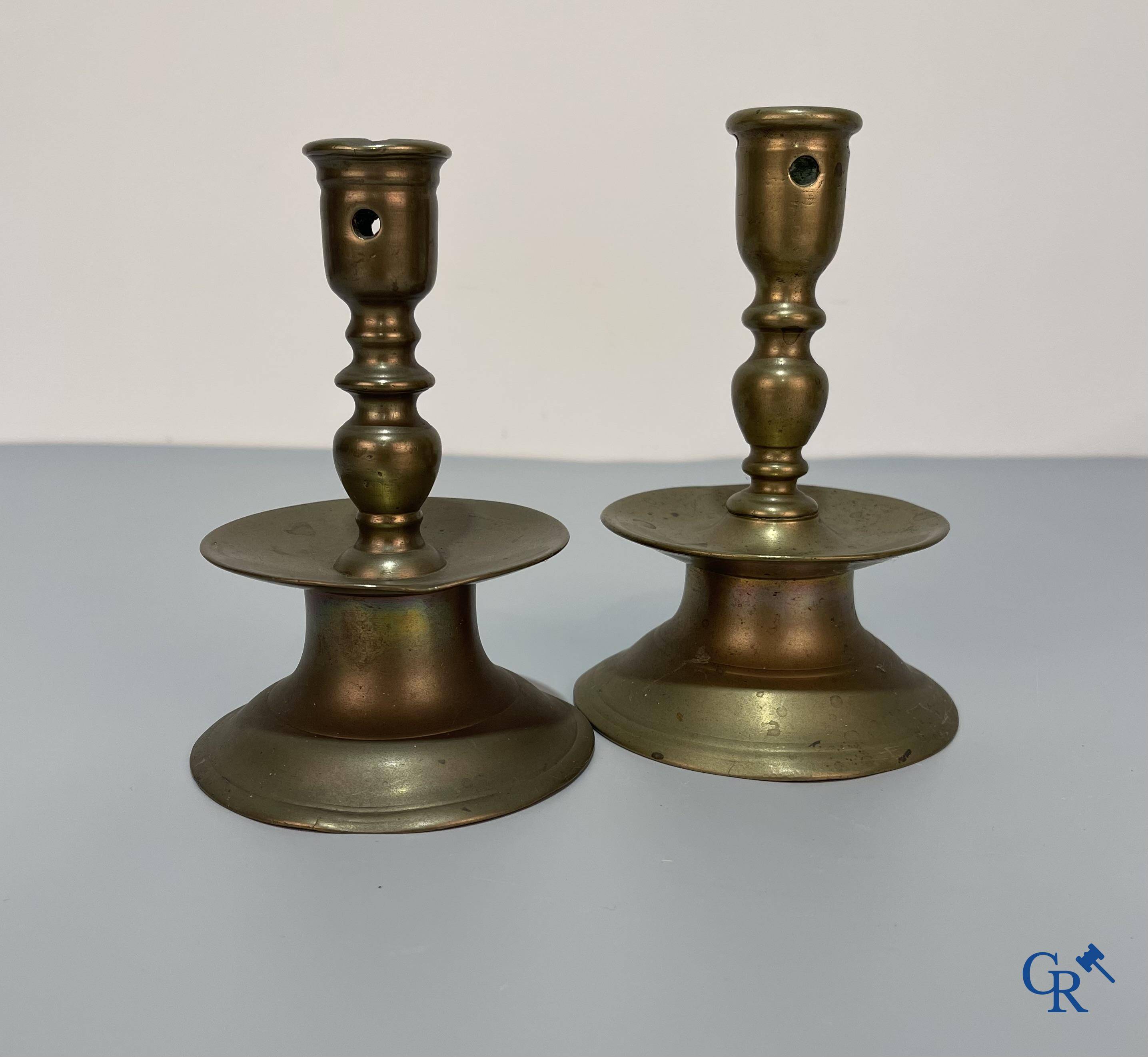 Un lot avec plusieurs chandeliers en bronze. 17ème/18ème/19ème siècle.