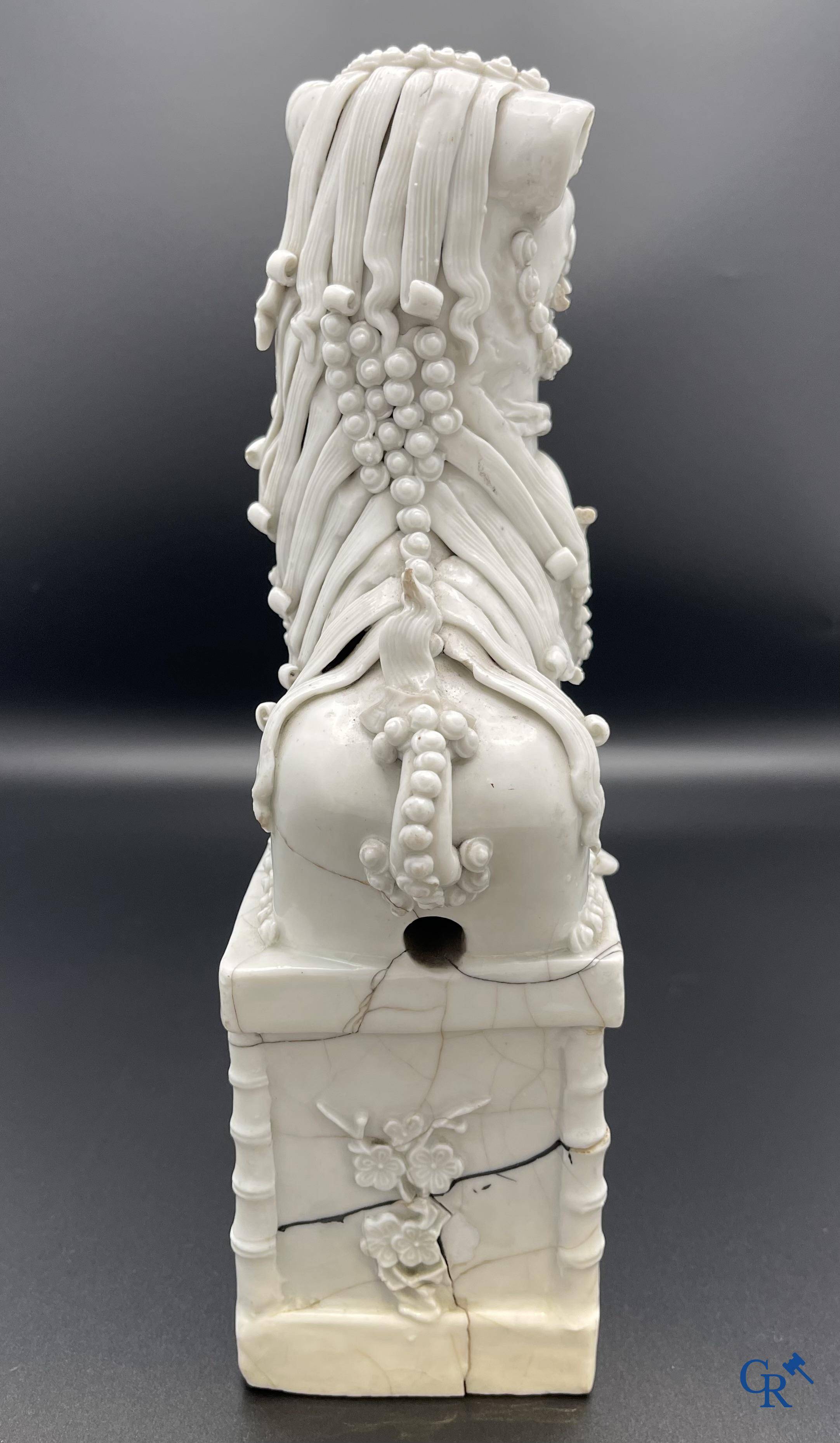 Porcelaine chinoise: Un lion bouddhiste et un groupe en blanc de Chine.