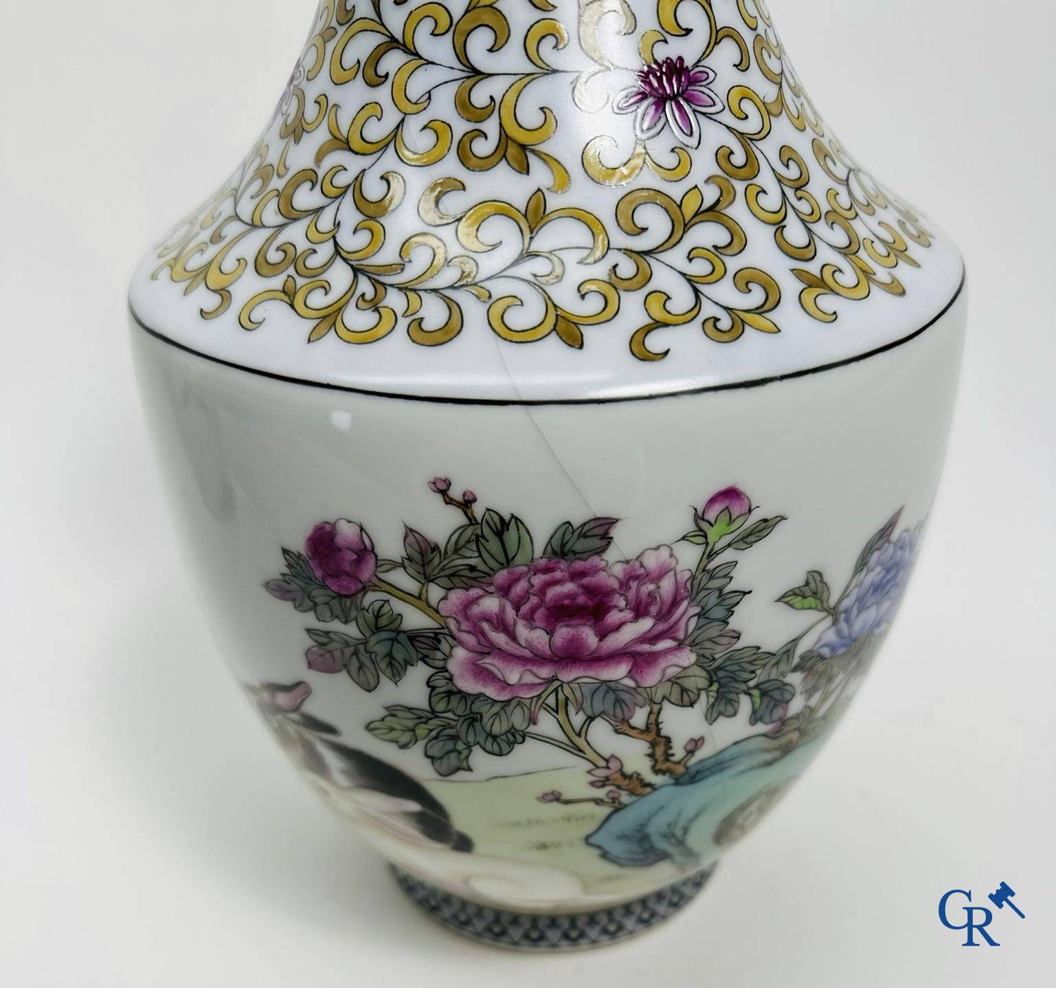 Chinese porcelain: Lot of 2 Chinese vases.