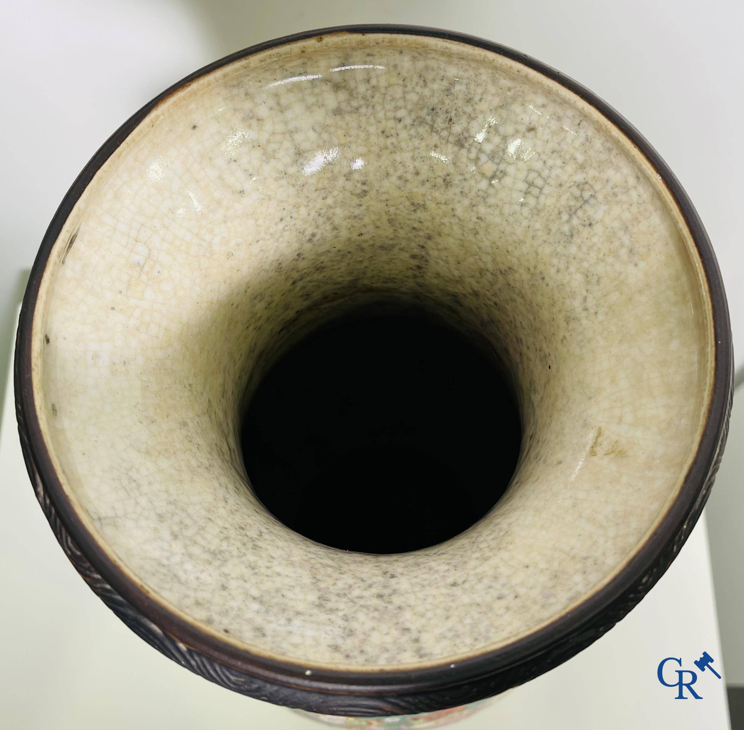 Art Asiatique : Une paire de vases Nanking Chinois décor famille rose.