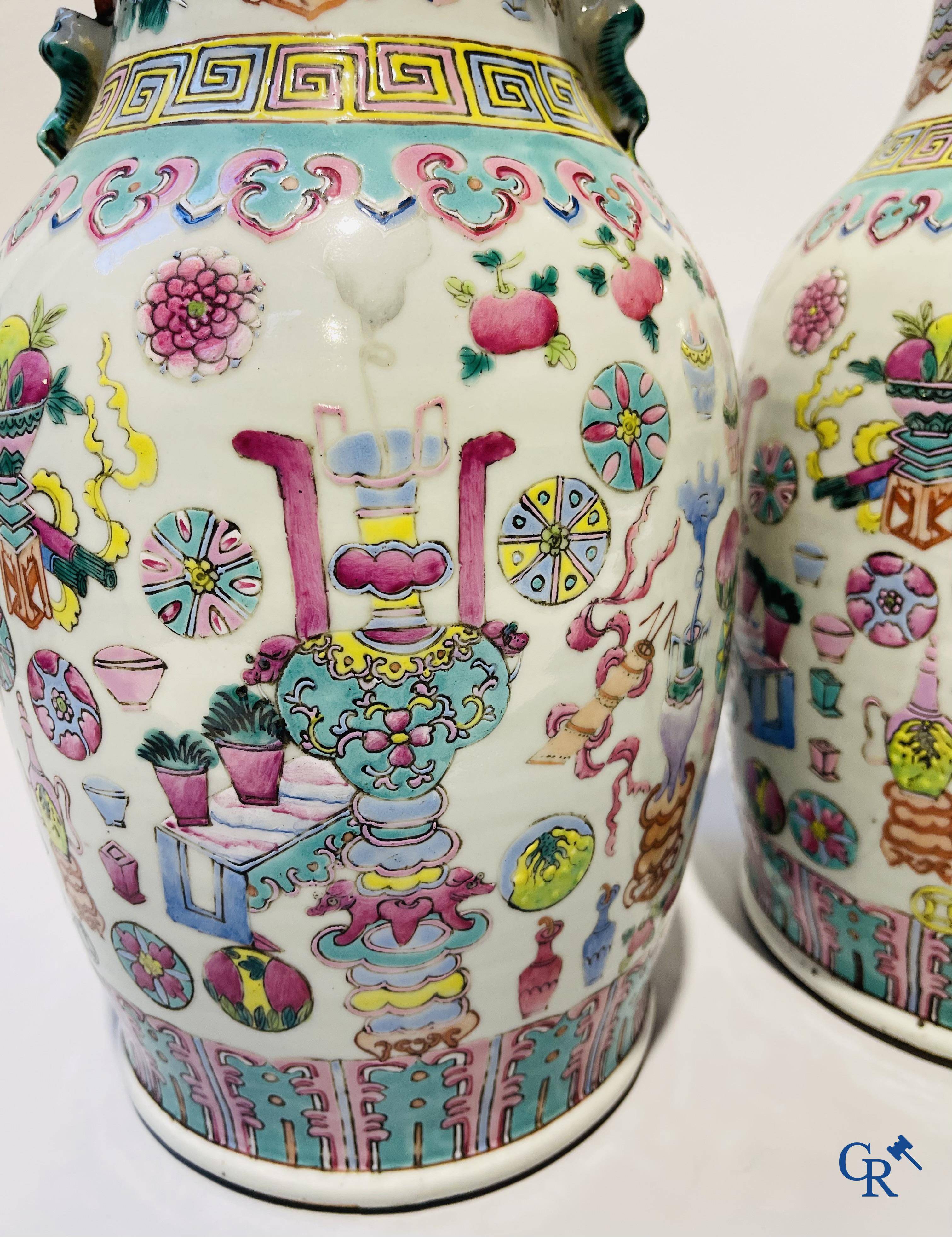 Art Asiatique, porcelaine chinoise. Une paire de vases chinois avec un décor d'antiquités. 19ème siècle.