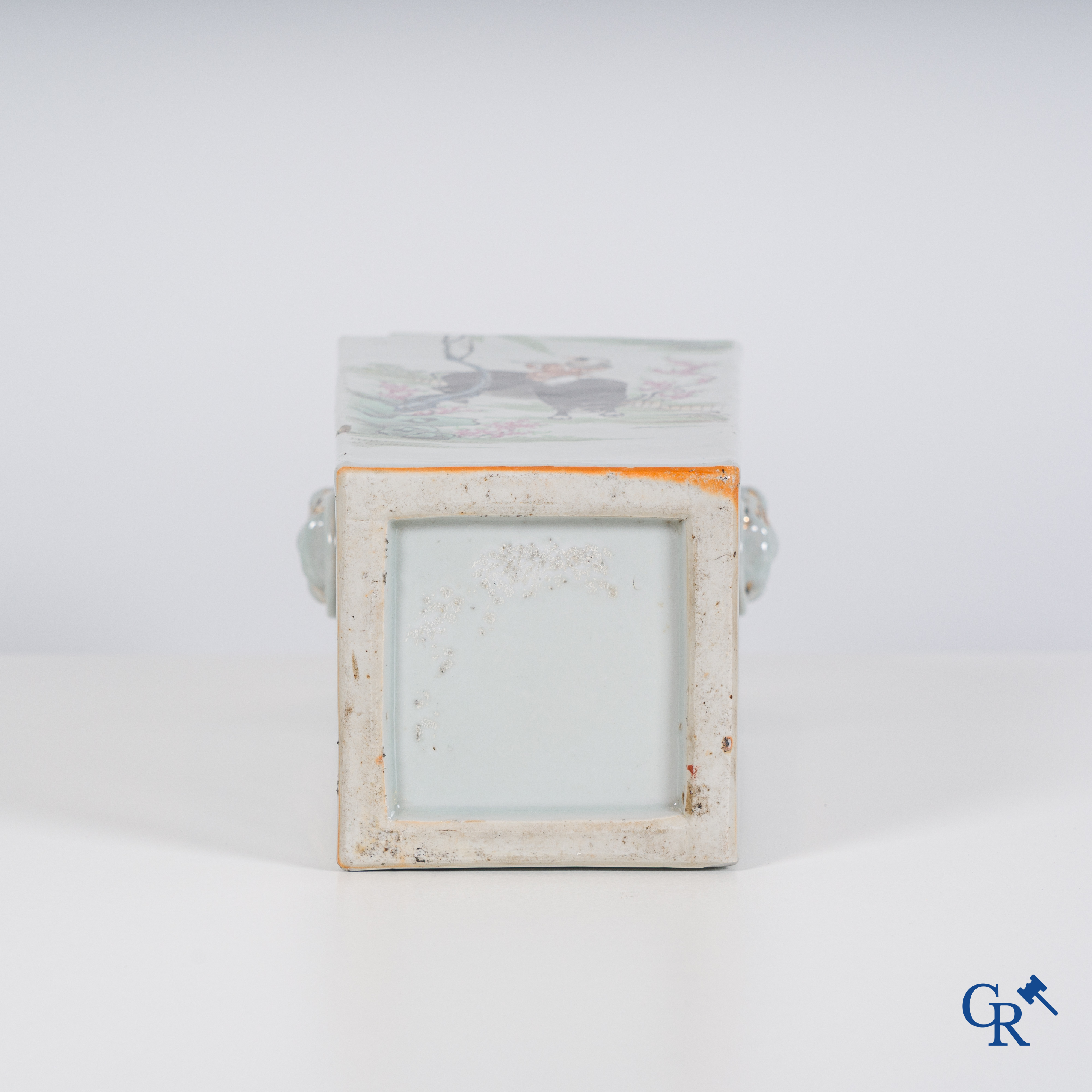 Aziatica, chinees porselein, een vierkante chinese vaas met personages en een waterbuffel. Gesigneerd.