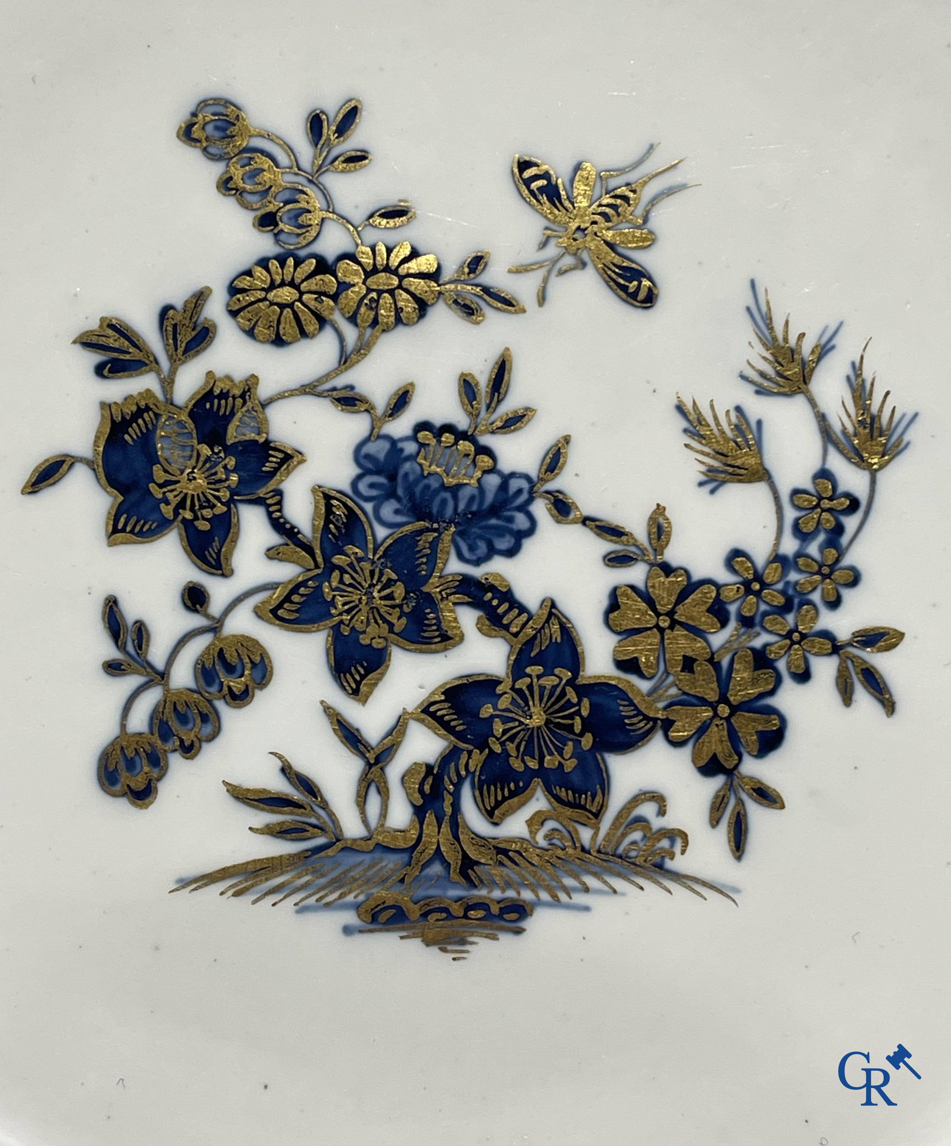 Porcelaine européenne, Tournai. 2 assiettes finement décorées et dorées aux fleurs et décor d'insectes.