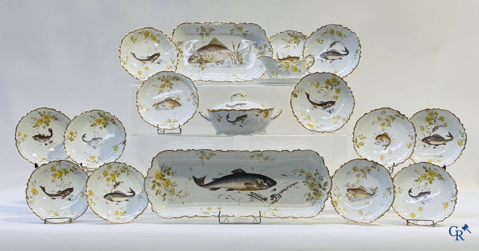 Extraordinaire service de table en porcelaine de Bruxelles à décor de poissons d'eau douce.