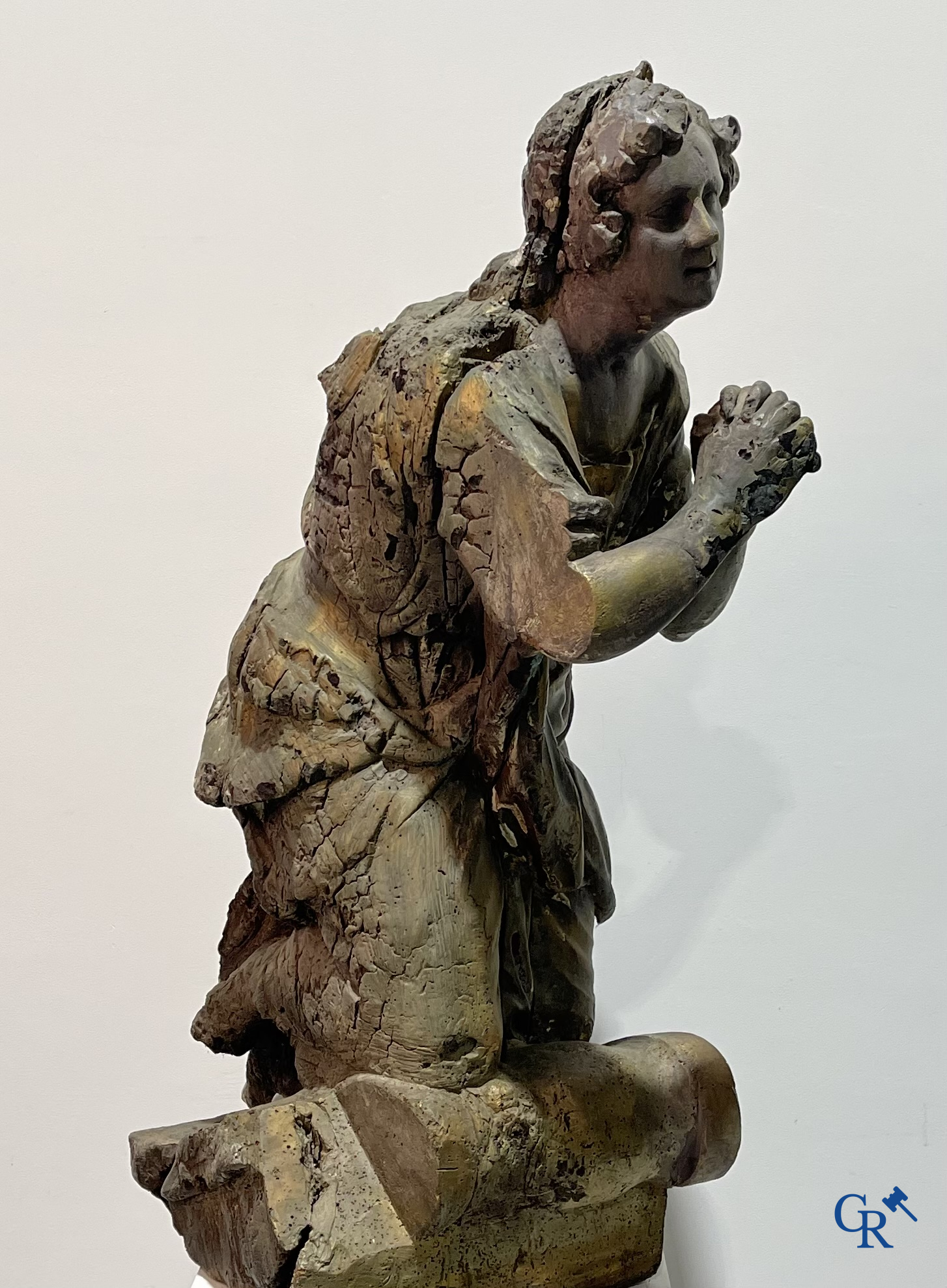 Objets religieux, un imposant ange agenouillé en bois. XVIIIe siècle.