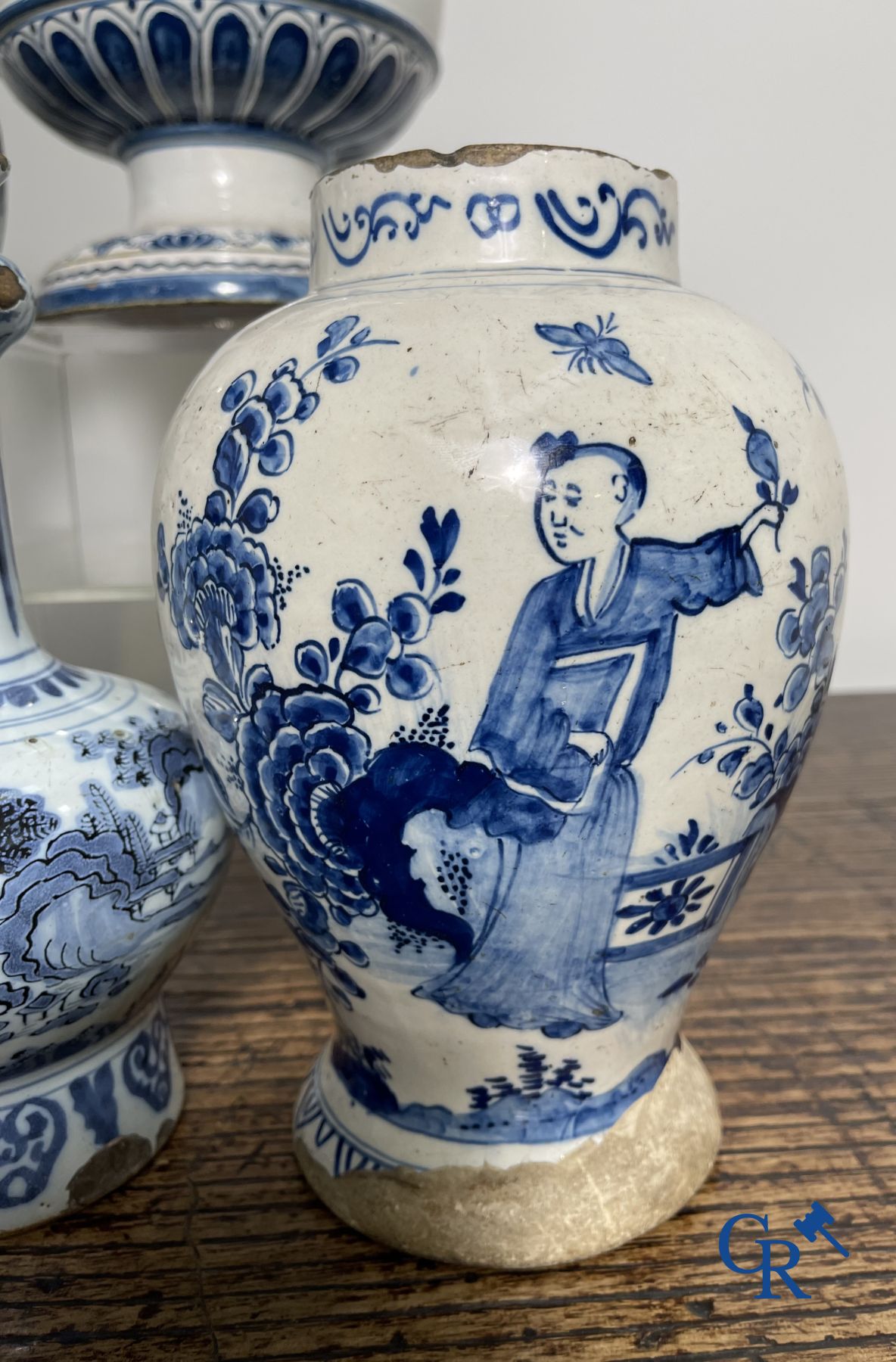 Delft : 11 pièces en faïence bleu et blanc aux décors différents. XVIIe - XVIIIe siècle.